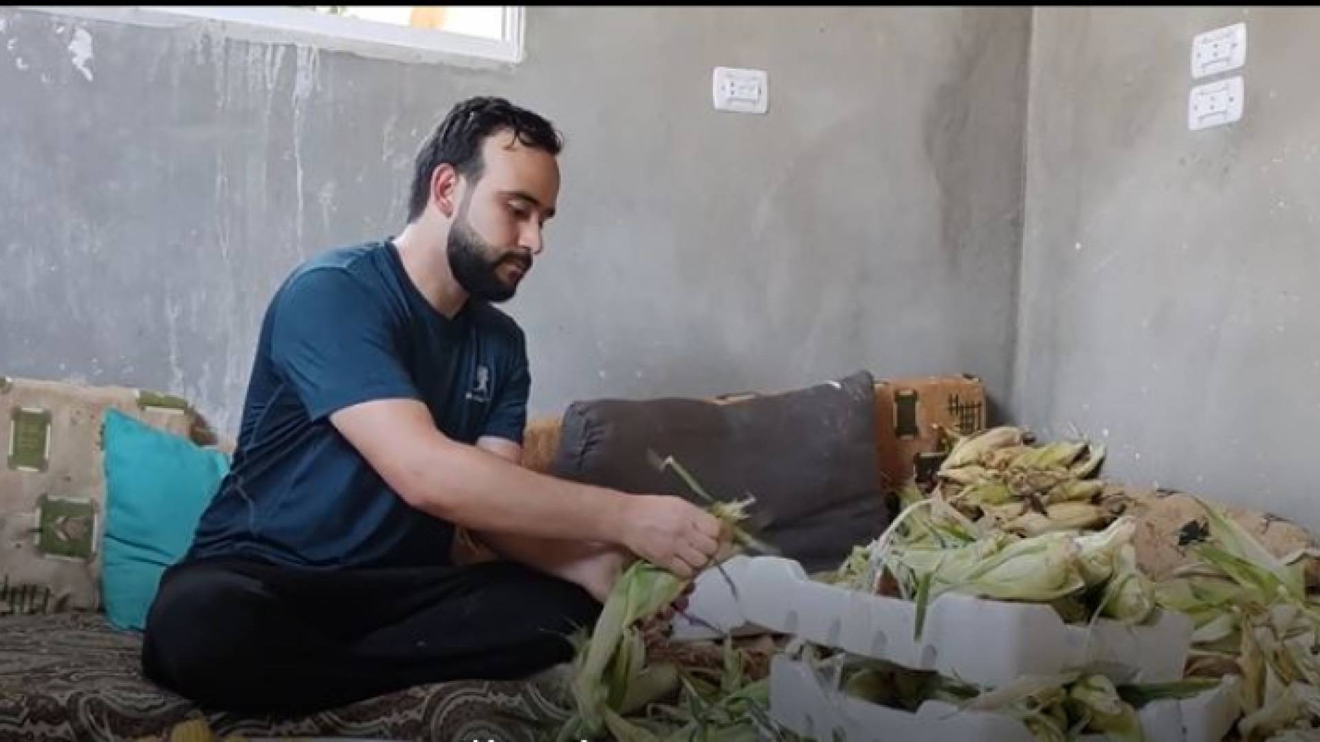 مدرس رمثاوي يتحدى ثقافة العيب ويعمل "بائع ذرة"