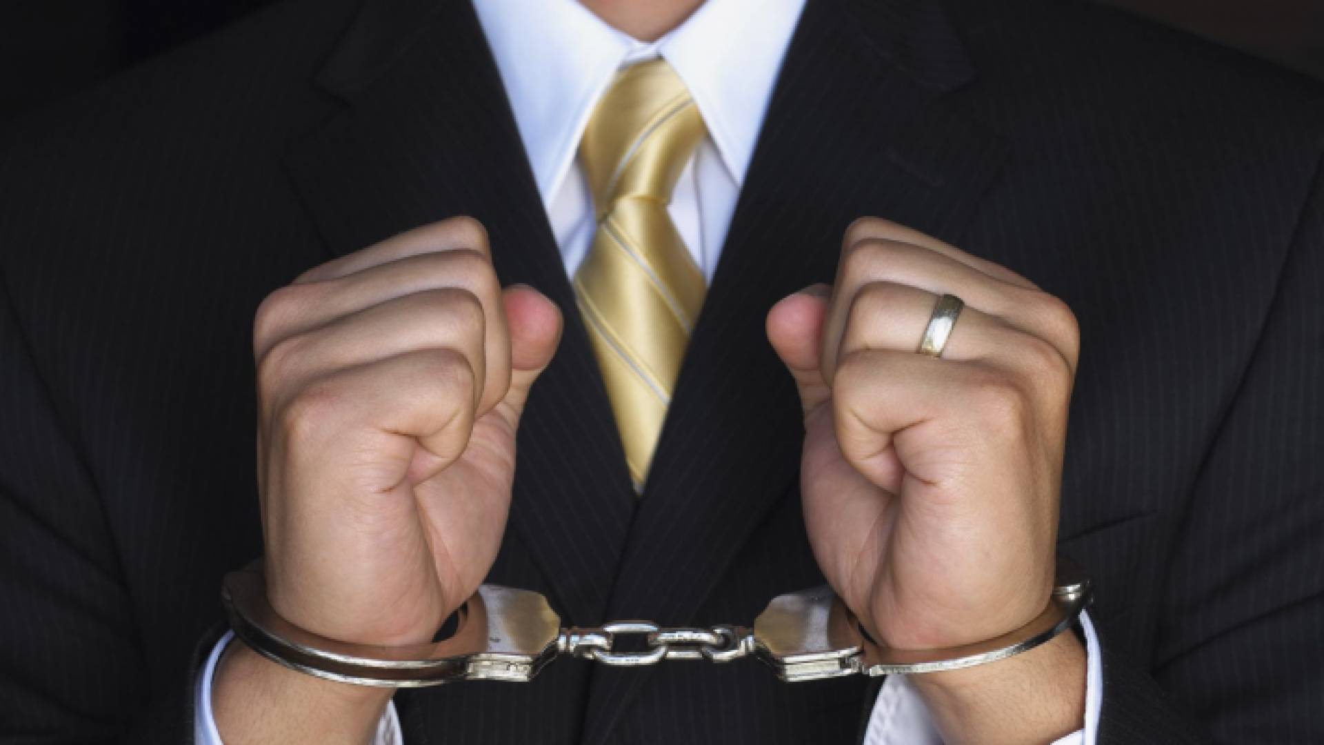 توقيف عريس وزع بطاقات دعوة لحضور حفل زفافه