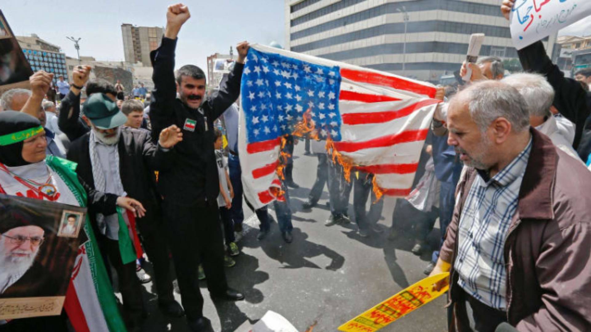إيرانيون يحرقون العلم الأمريكي