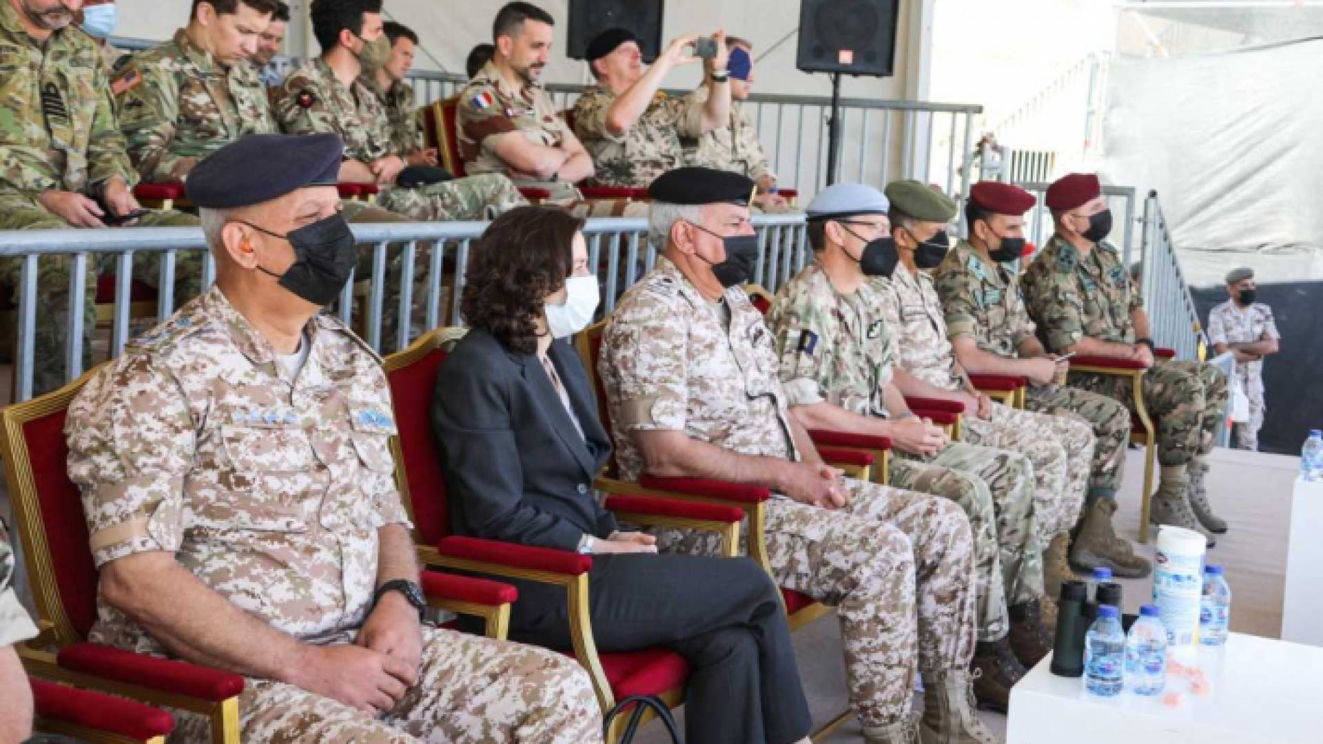 رئيس هيئة الأركان المشتركة والسفيرة البريطانية يتابعان تمرين اقتحام جوي مشترك