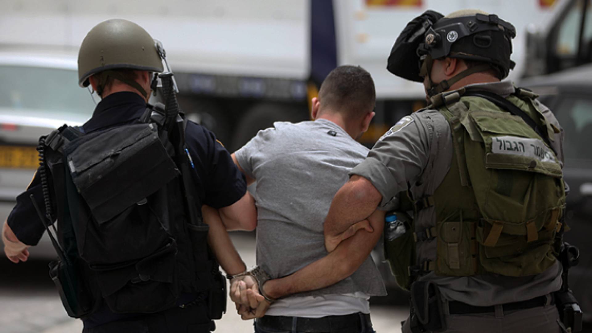 قوات الاحتلال الإسرائيلي تعتقل شابًا فلسطينيًا