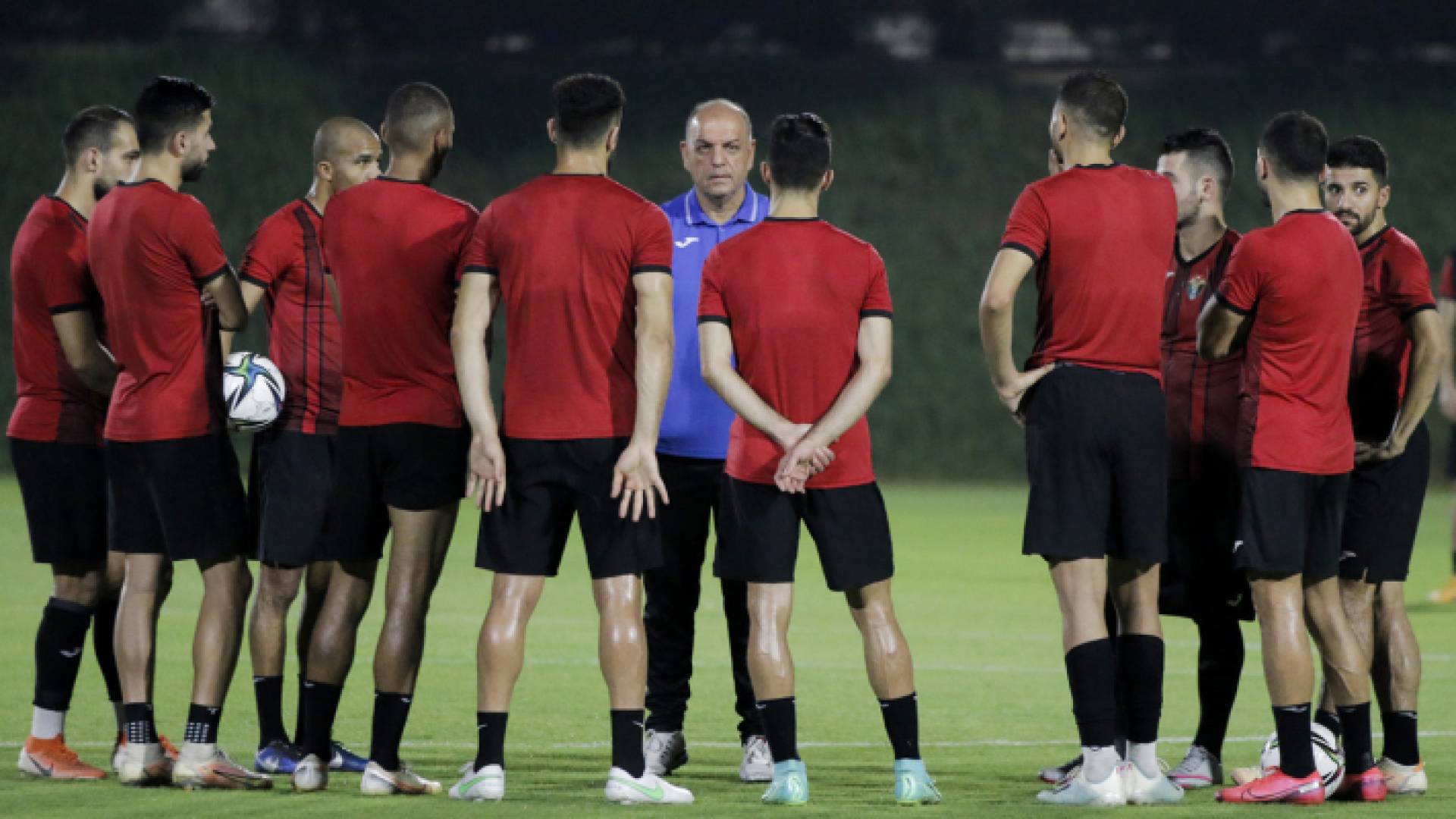 لاعبو المنتخب الوطني لكرة القدم يتوسطهم المدرب عدنان حمد