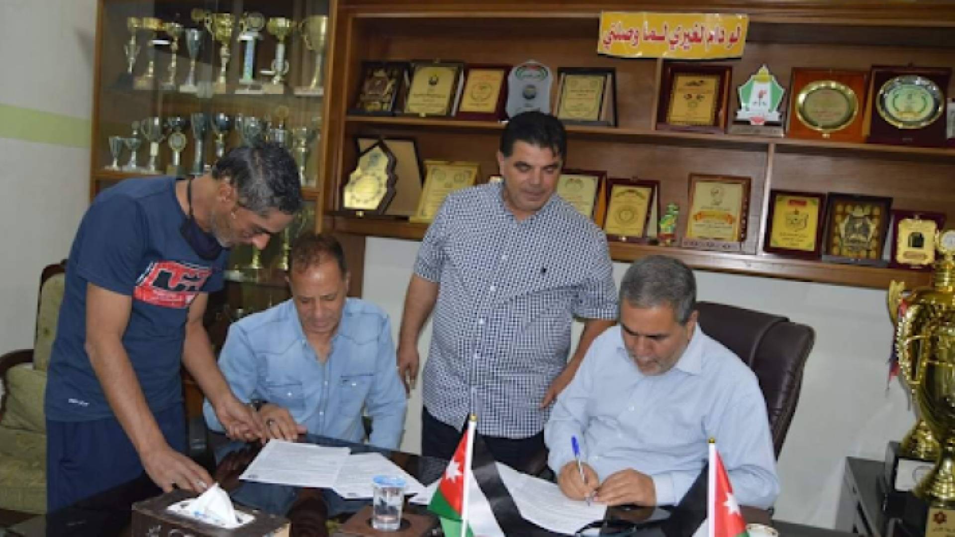 توقيع المدرب العراقي جبار حميد على عقد لتدريب فريق الجليل