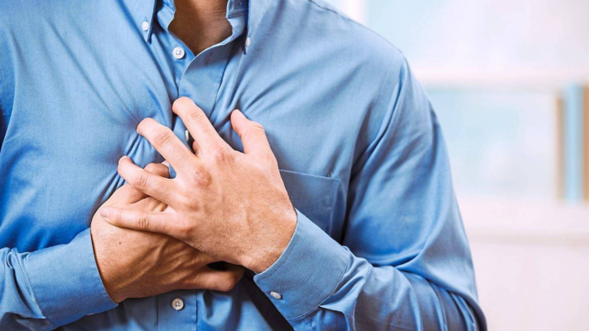 شخص يشعربأعراض النوبة القلبية