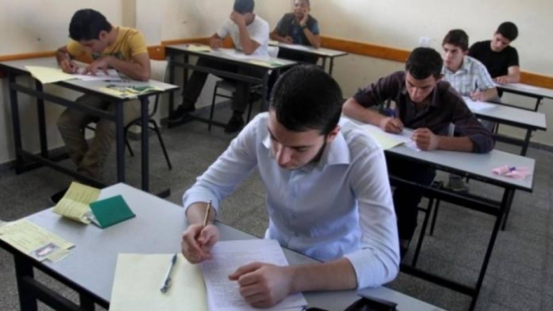 طلبة ثانوية عامة يؤدون الامتحان