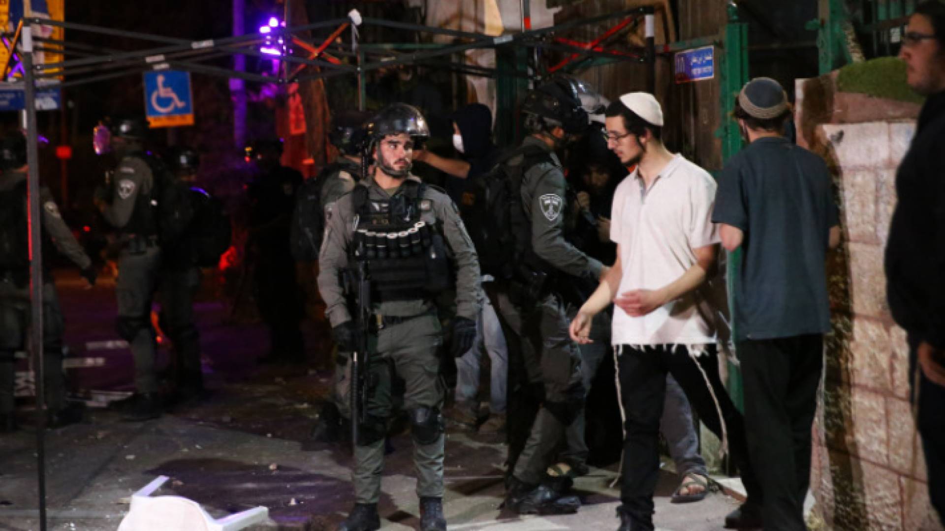 من اعتداءات الاحتلال الاسرائيلي والمستوطنين على الفلسطينيين في حي الشيخ جراح