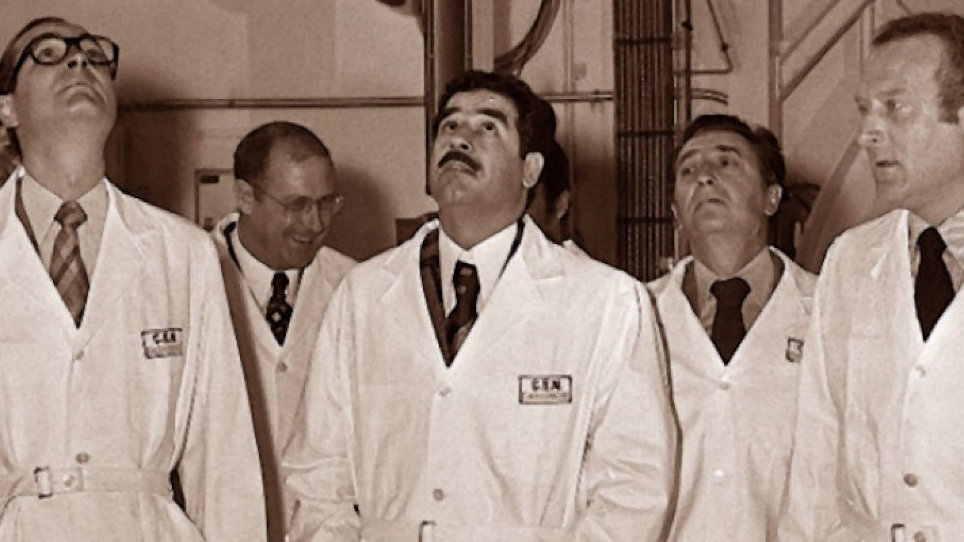 الرئيس العراقي الراحل صدام حسين خلال تفقده مشروع نووي عراقي