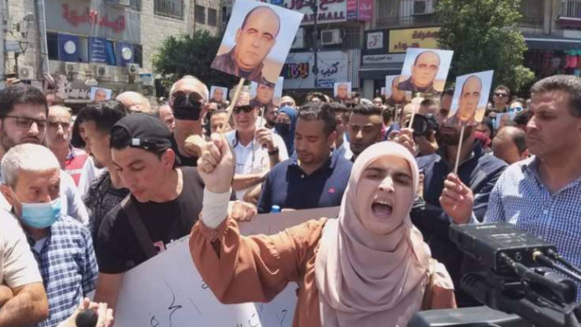 مسيرة في رام الله تنديدا باغتيال المعارض نزار بنات