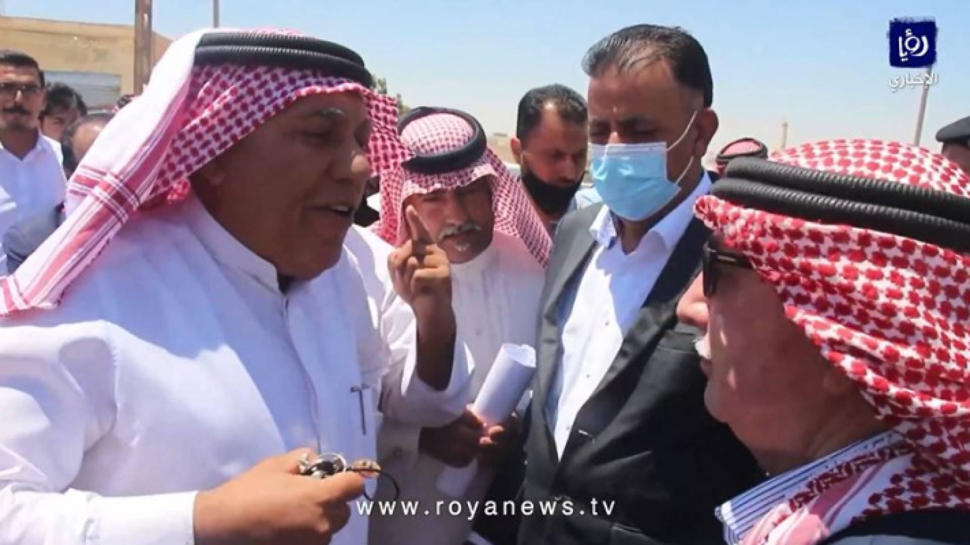 مواطنون يعترضون زيارة وزير الأشغال بالمفرق لتقديم شكواهم.. والآخر يستجيب