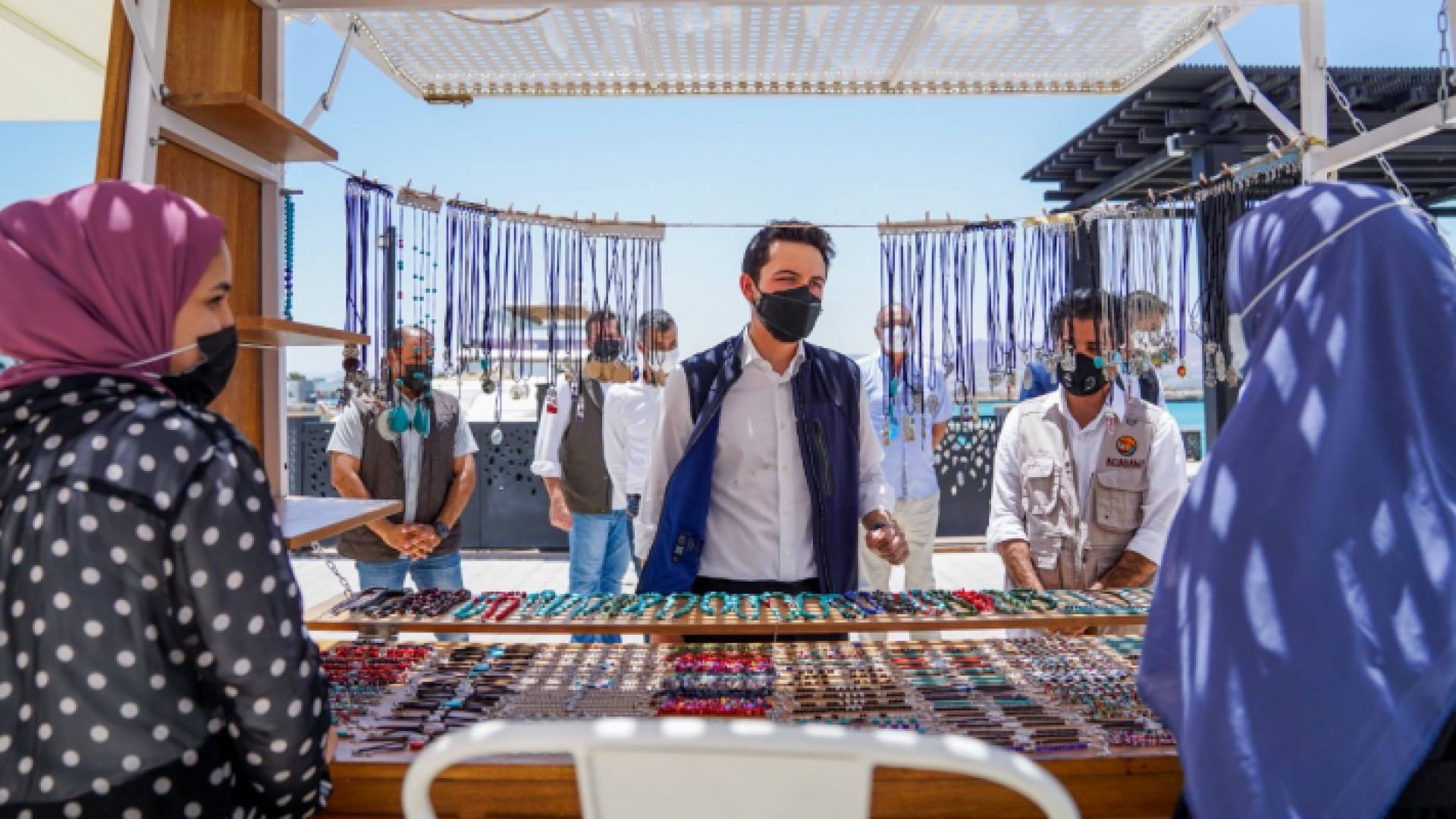 ولي العهد يشاهد مشغولات يدوية لأبناء وبنات العقبة في واحة آيلة