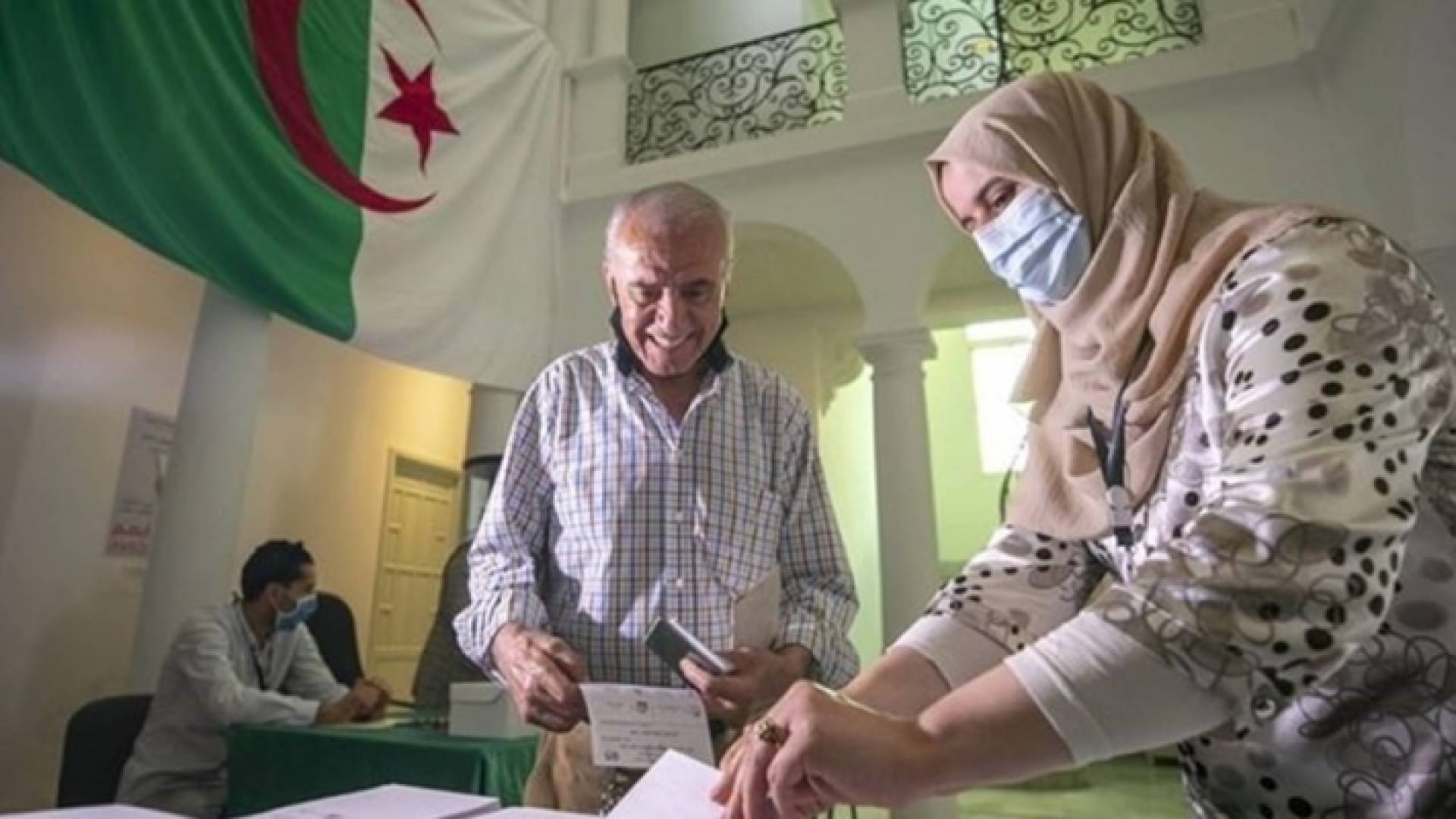 ناخب يدلي بصوته في الانتخابات الجزائرية