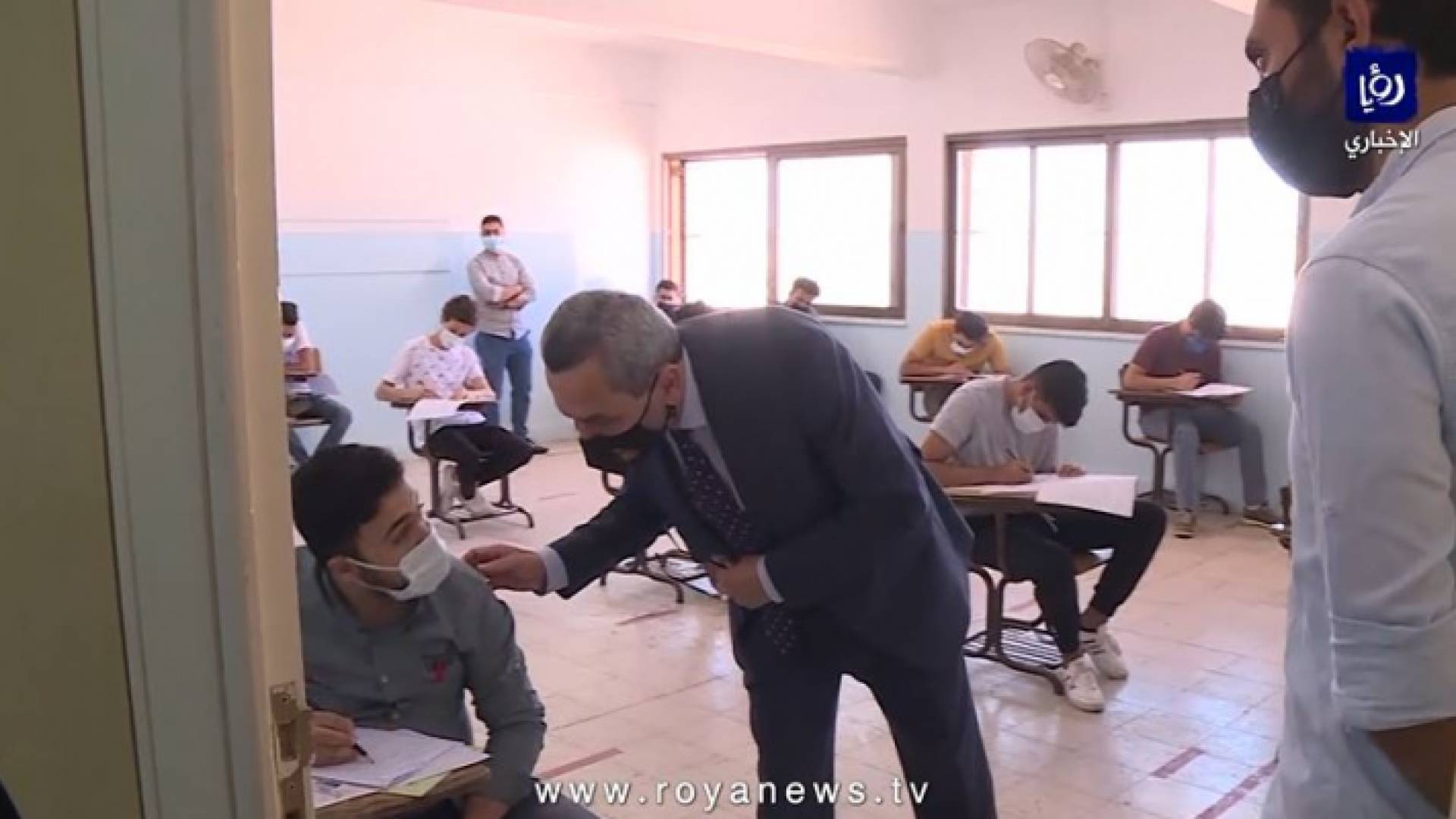 وزير التربية يتفقد سير امتحان التوجيهي