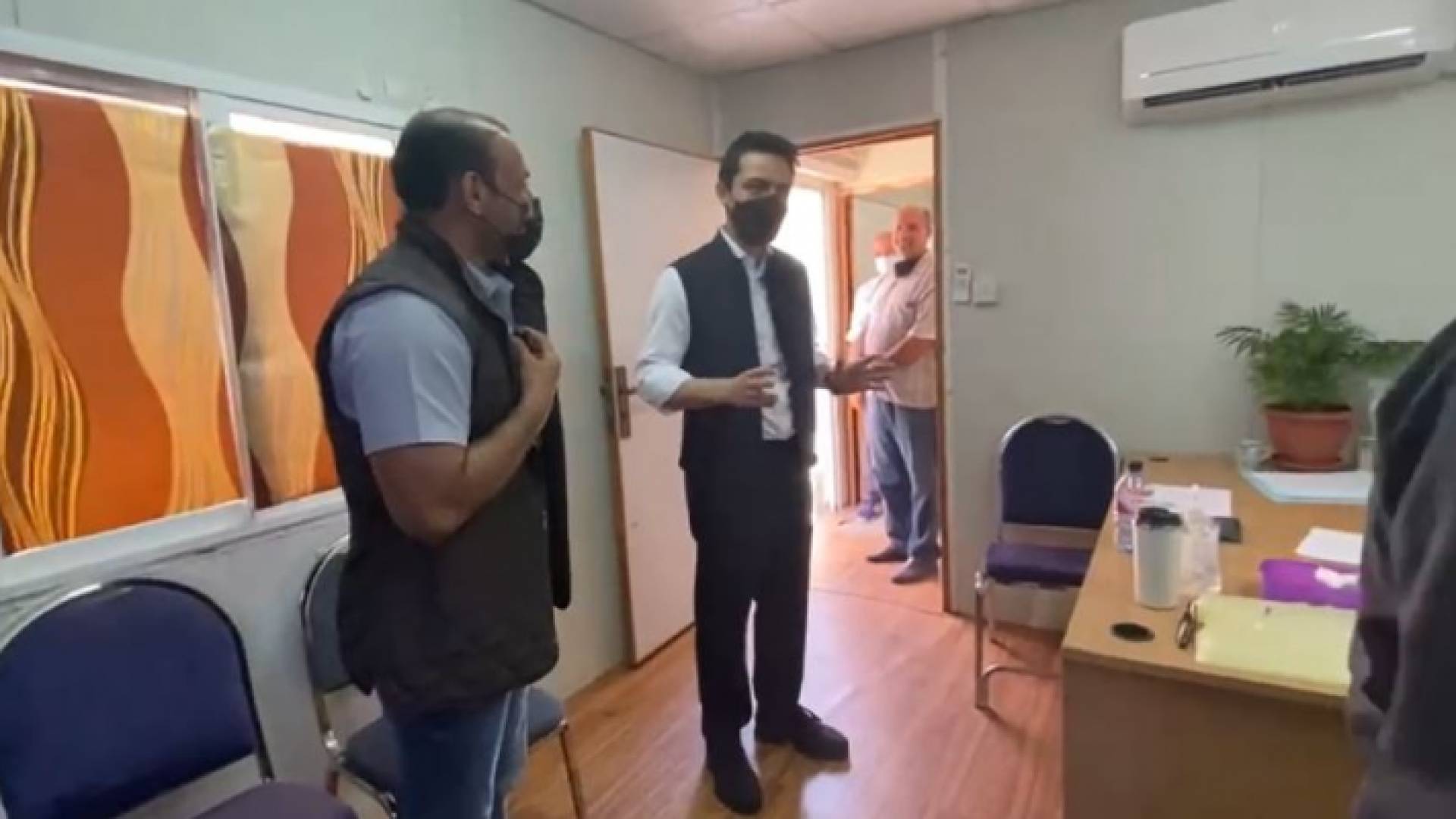 ولي العهد يتفقد مركز تطعيم في العقبة