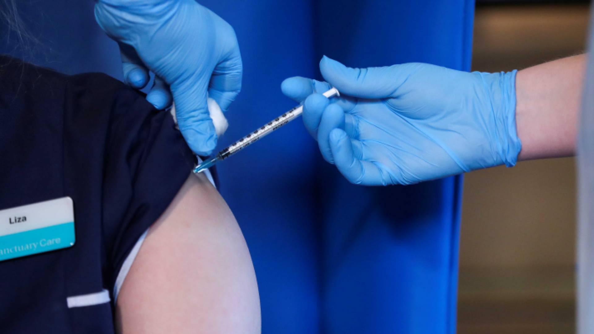 شخص يتلقى جرعة من لقاح كورونا - ارشيفية