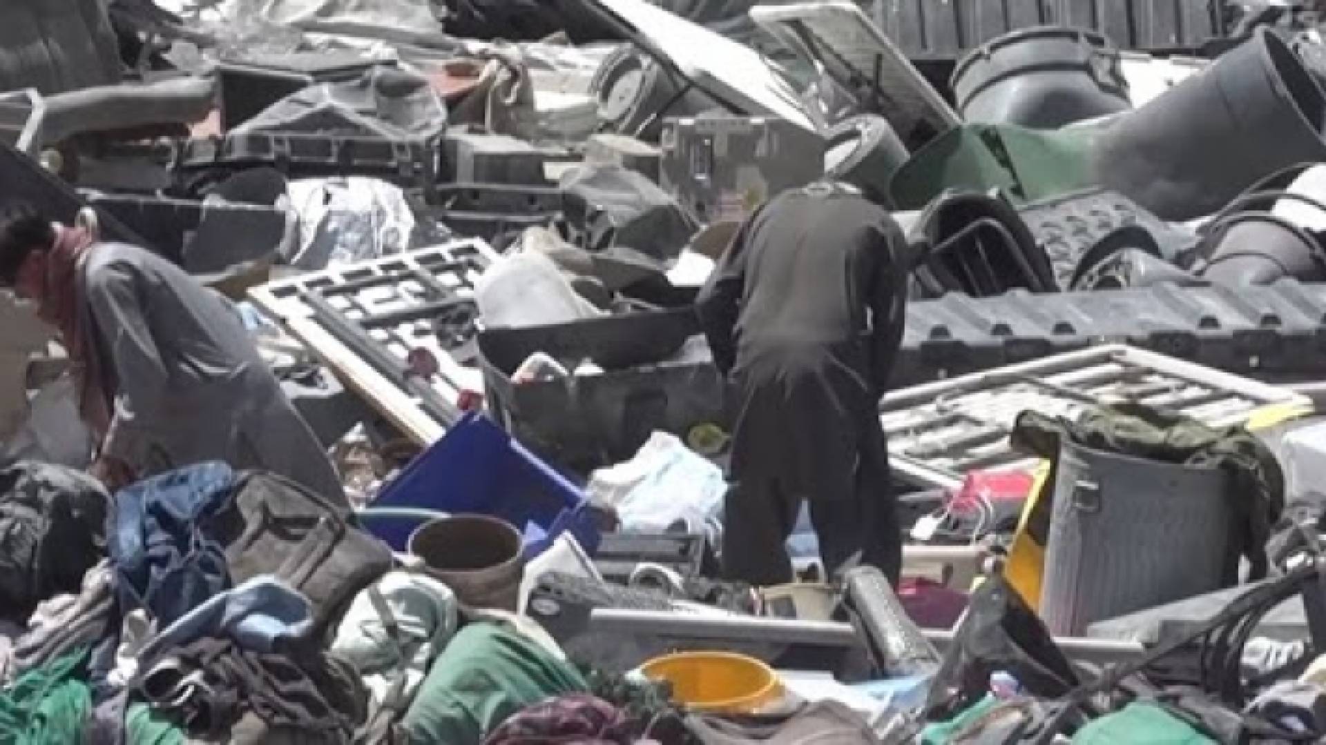 أفغان يبحثون عما ينتفعون منه بين أنقاض 20 عاماً من الوجود الأميركي في بلدهم