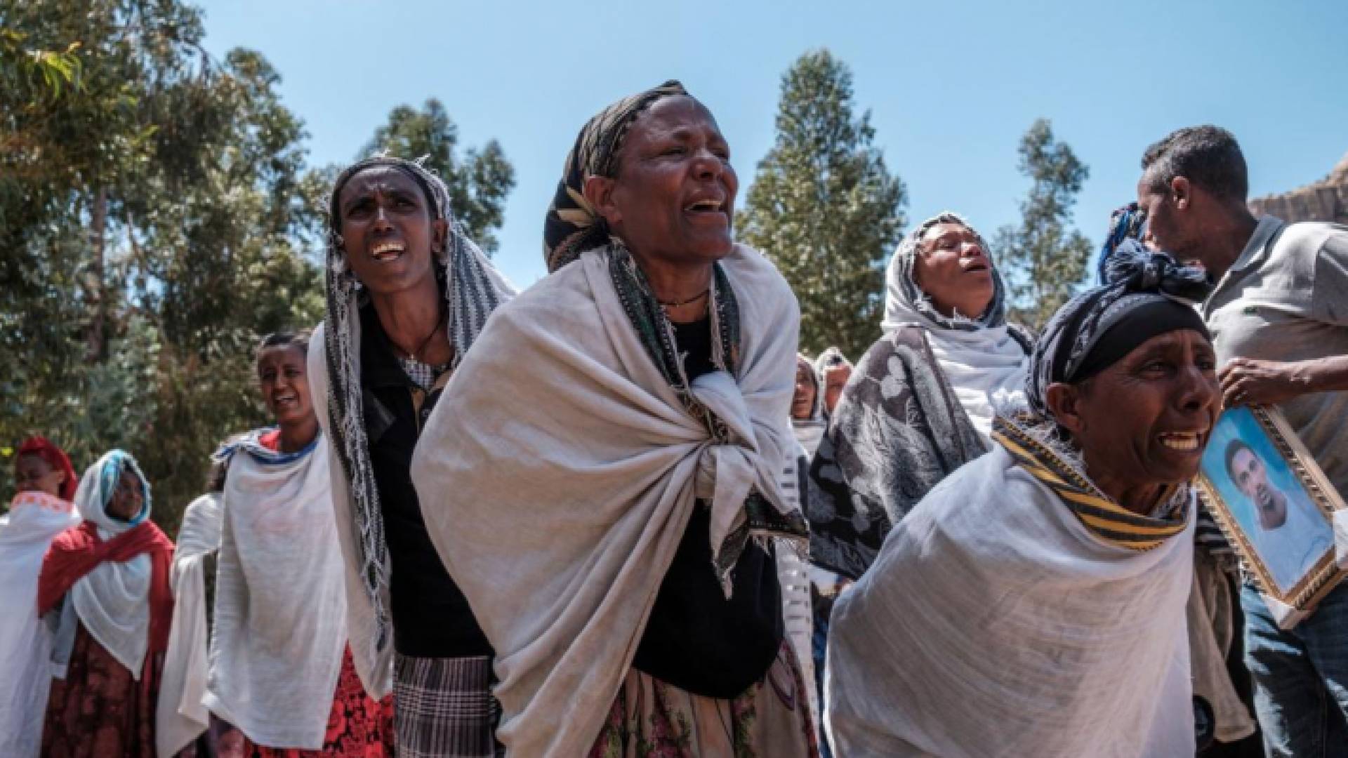 أهالي ضحايا ضربة جوية شنّها الجيش الإثيوبي على سوق