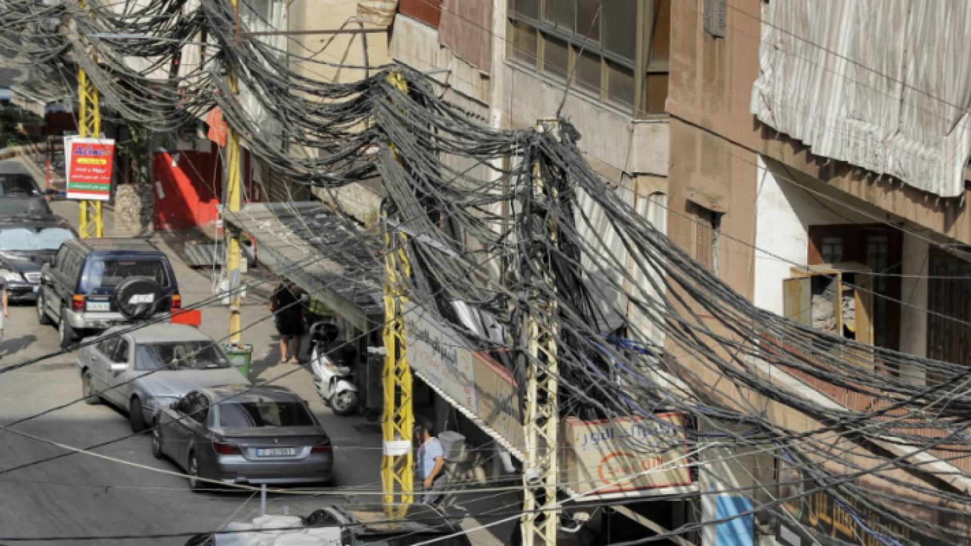 منظر لعدد من أسلاك الكهرباء في العاصمة اللبنانية بيروت. (أ ف ب)