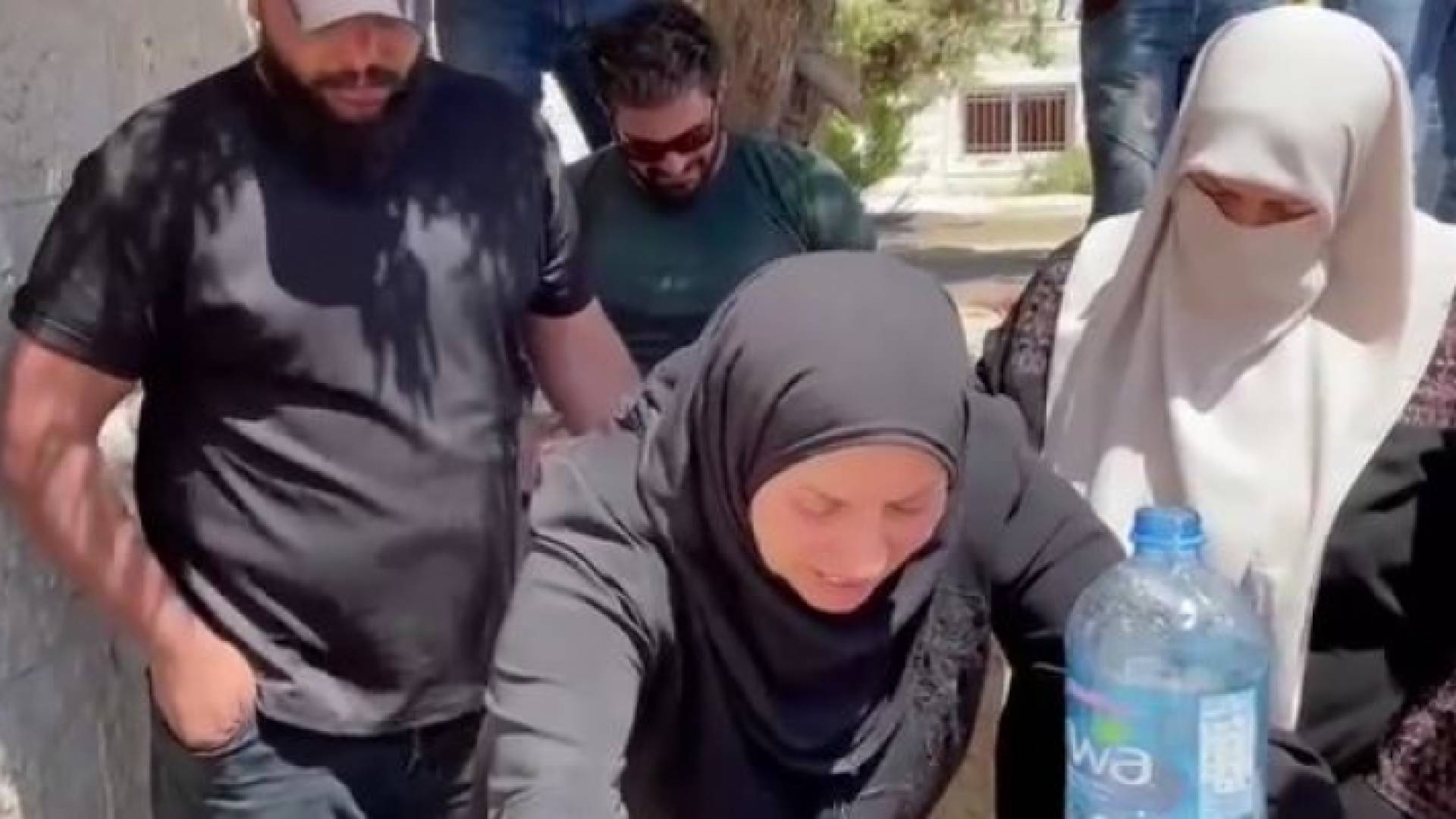 والدة نزار بنات