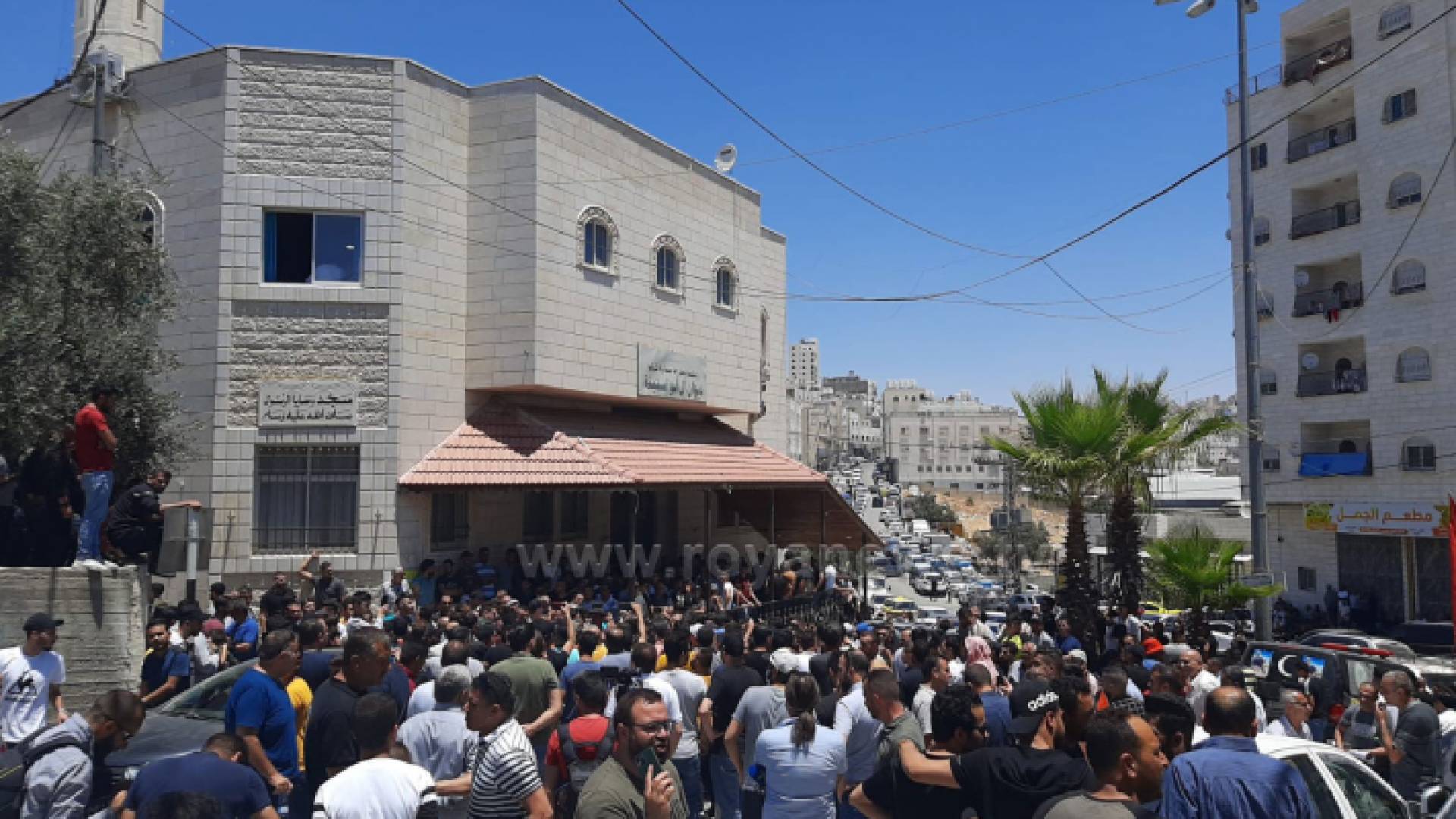 حشود من الفلسطينيين قبل تشييع جثمان بنات