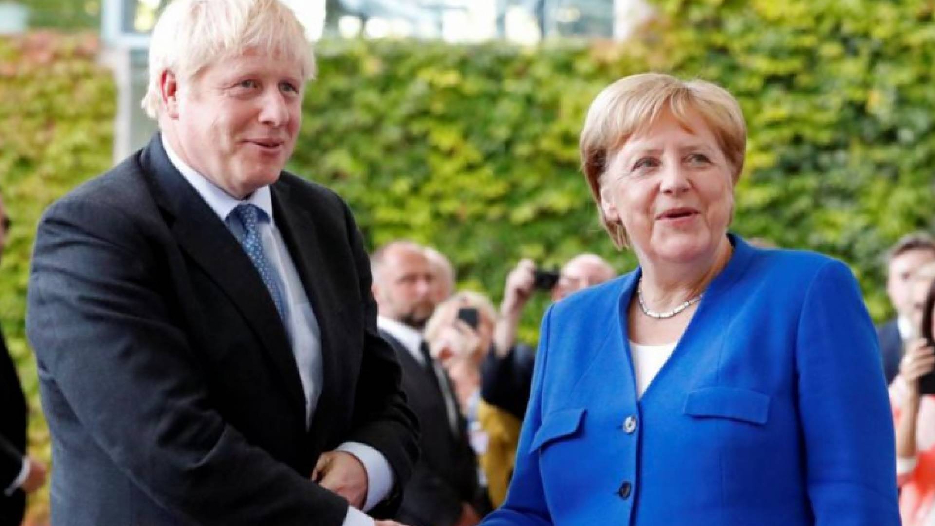 ميركل وجونسون