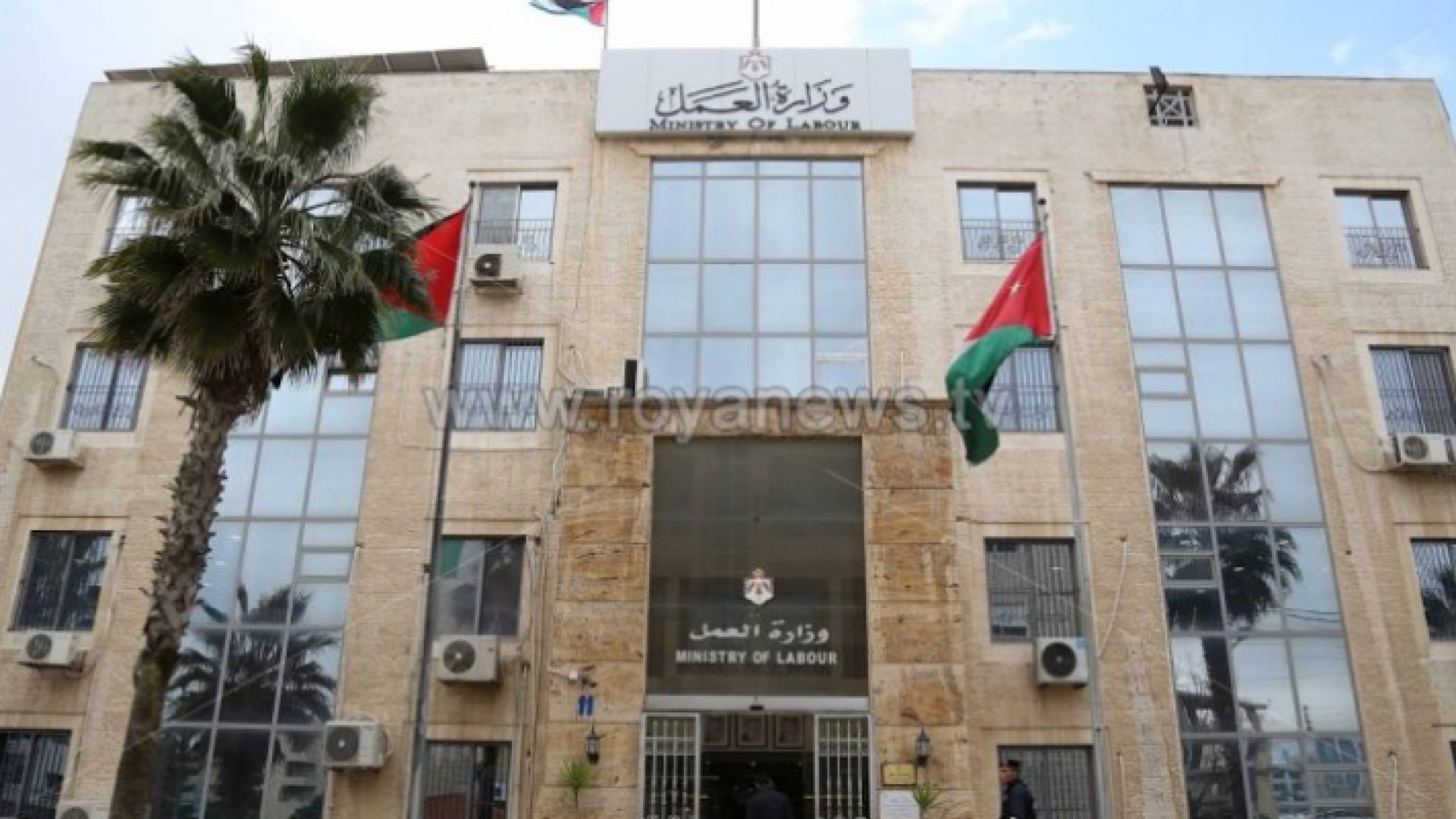 العمل تعلن حملة مشددة لتسفير العمالة المخالفة