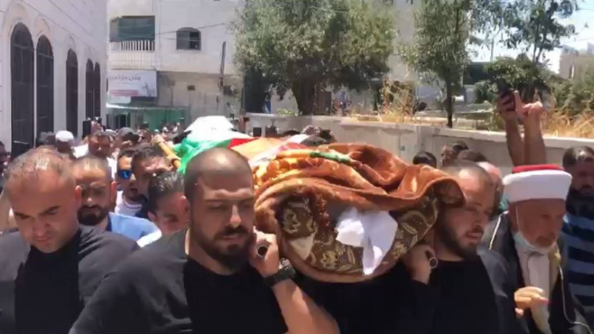 خلال تشييع نزار بنات في الخليل