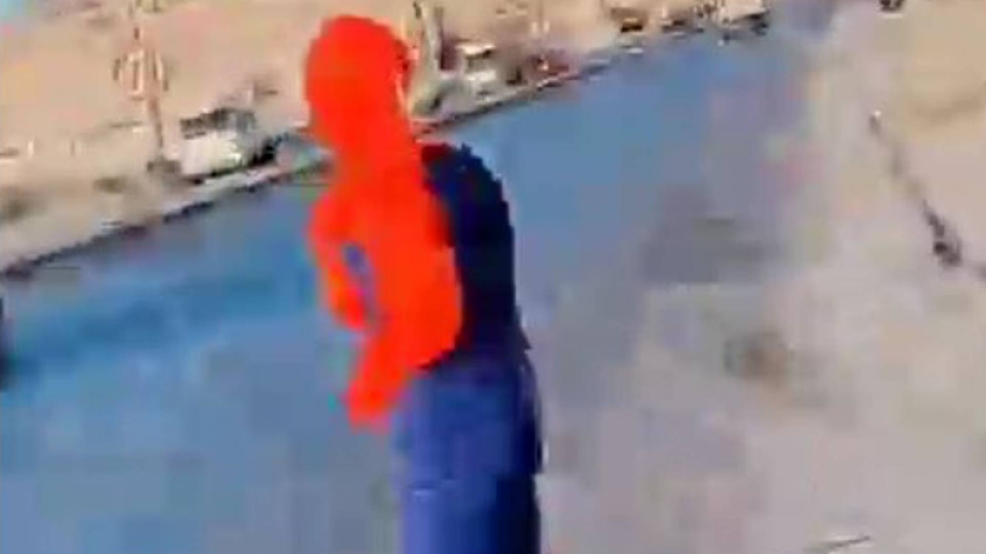 "سبايدر مان" يظهر في شوارع الأردن.. وهذا ما يبيعه للمارة