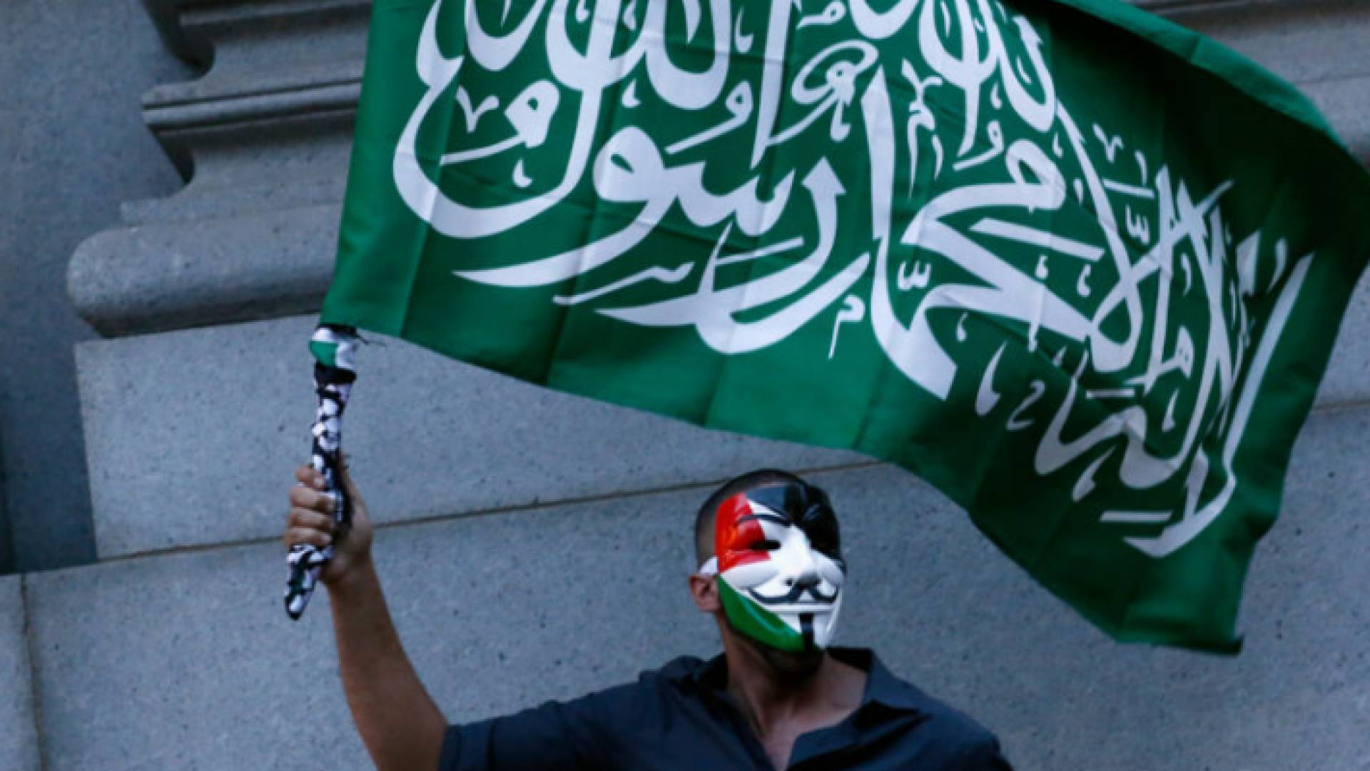 ناشط يرفع علم حماس