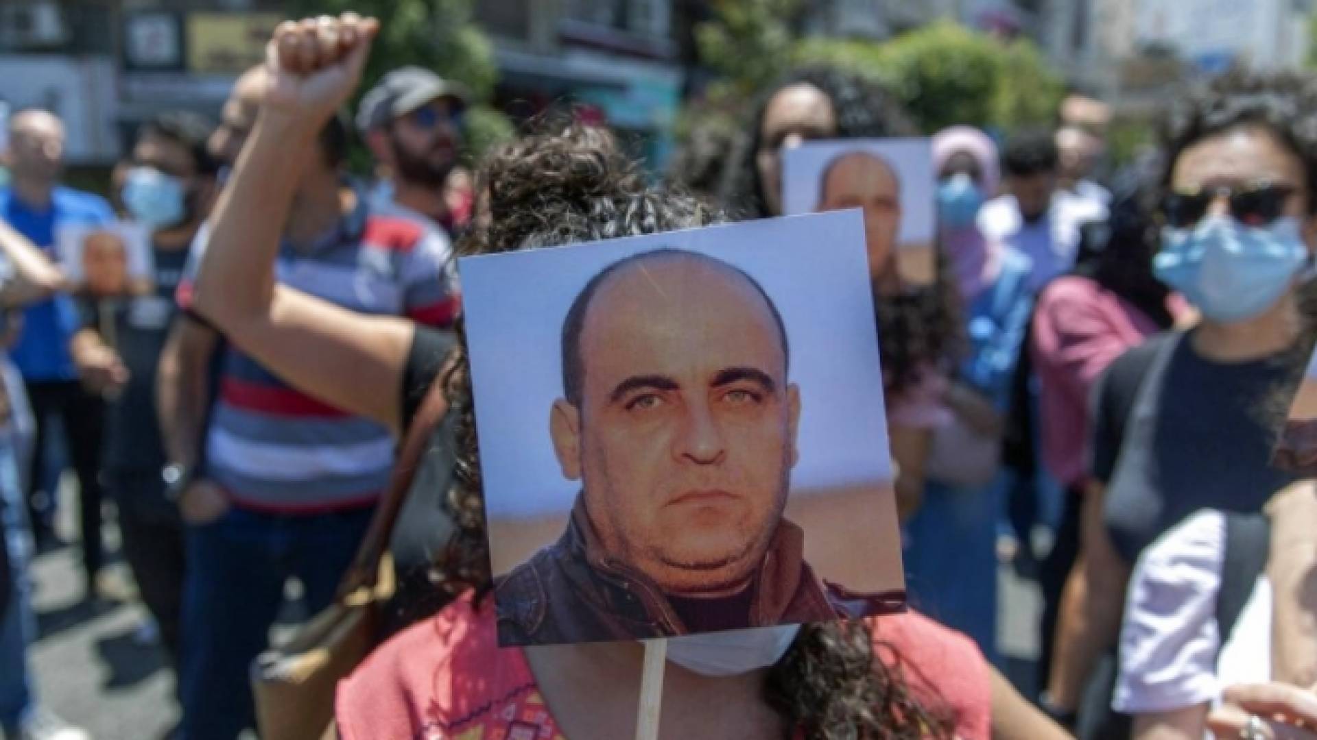 الآلاف شاركوا في تشييع جثمان نزار بنات