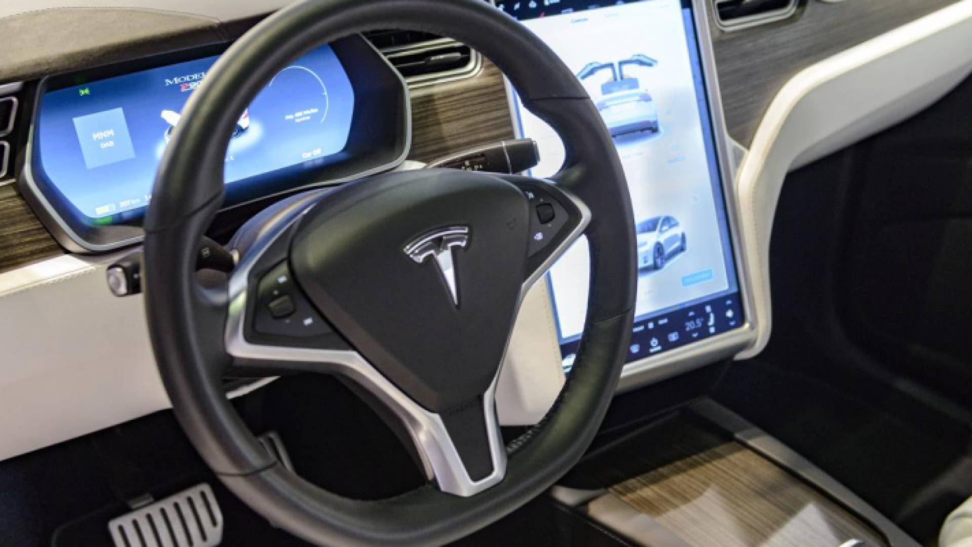 سيارة تيسلا من الداخل
