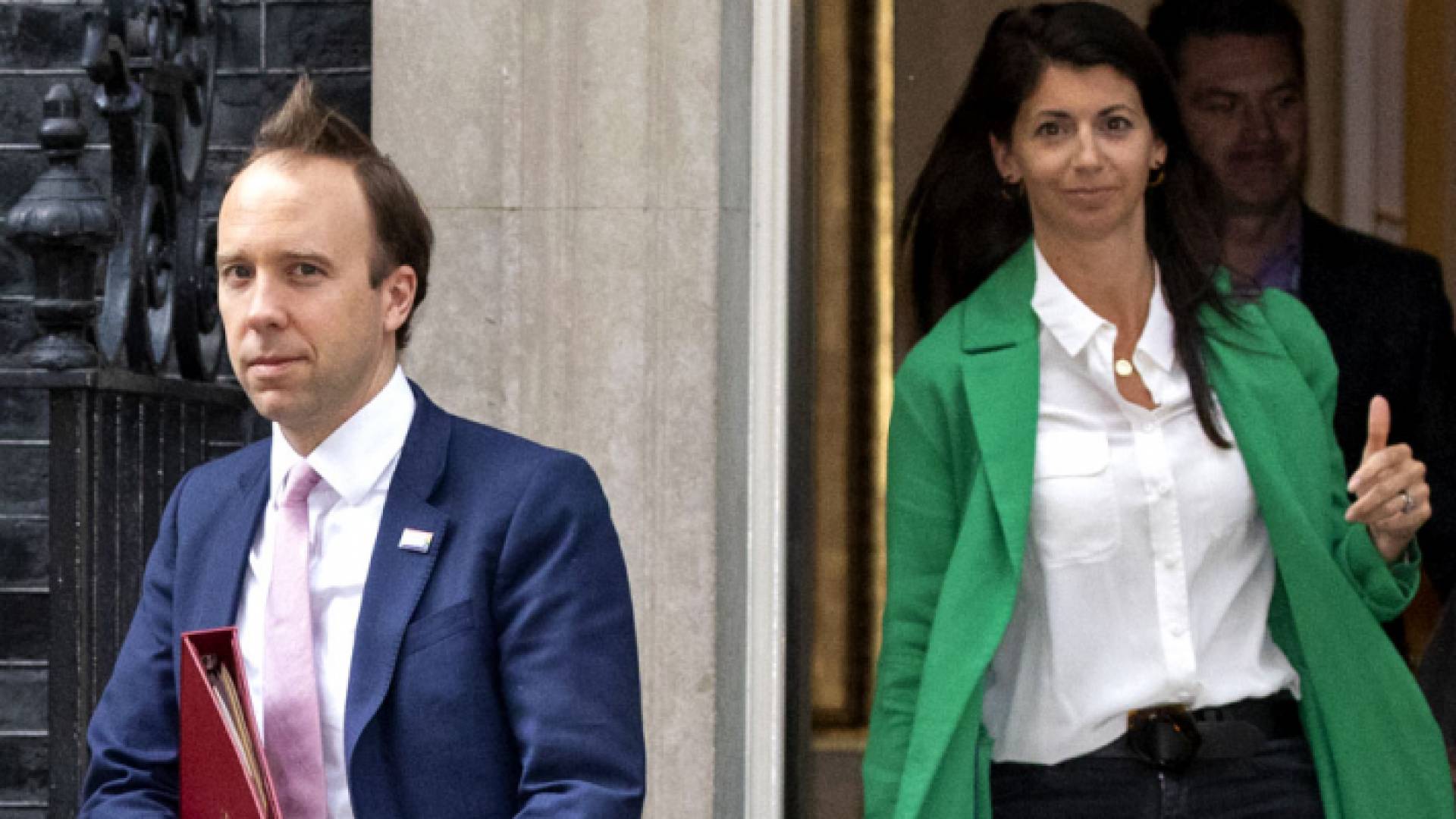 بعد فضيحة "القبلة".. وزير الصحة البريطاني يقدم استقالته