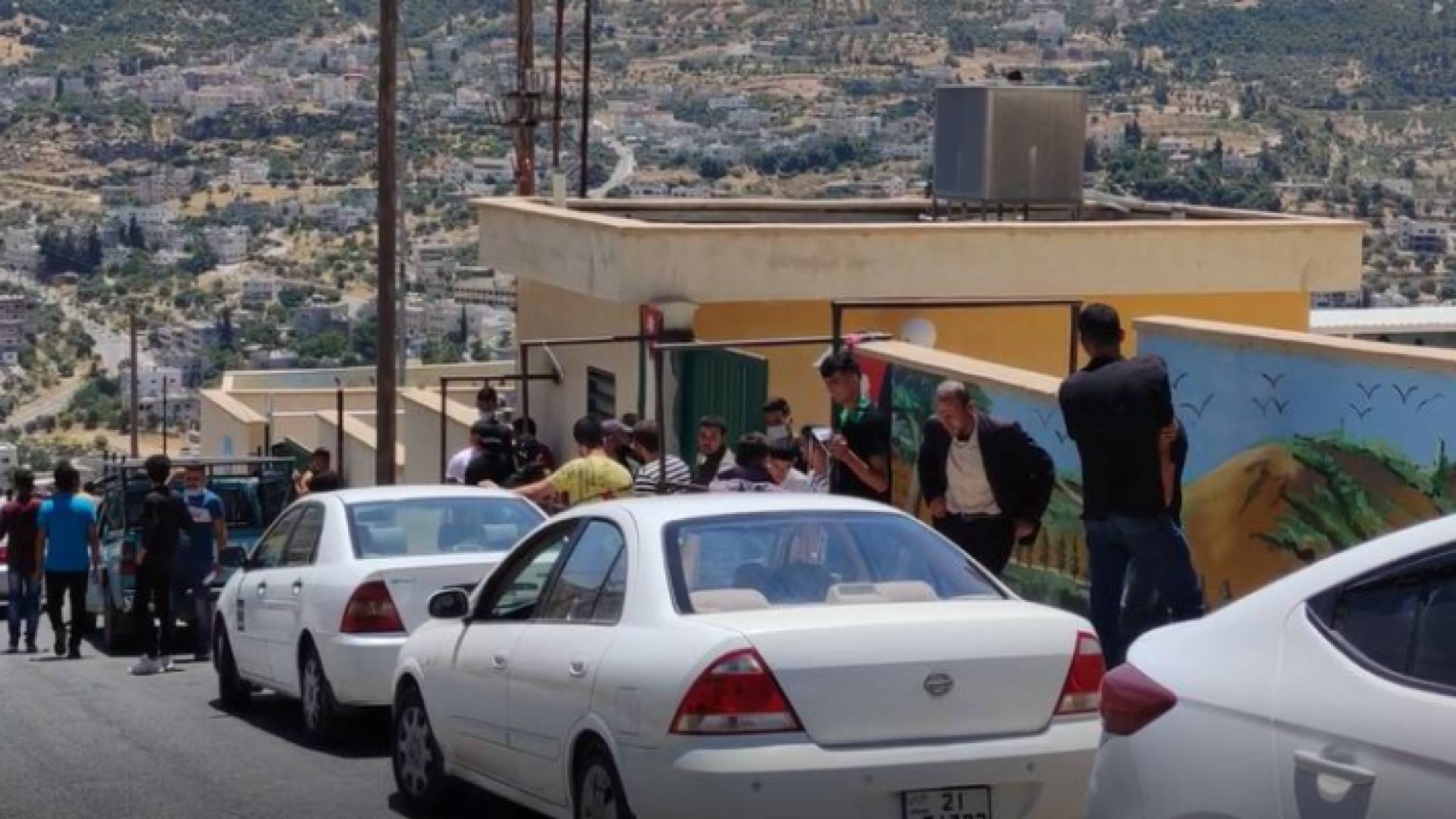 طلبة ثانوية عامة بعد خروجهم من قاعة امتحان مبحث الكيمياء