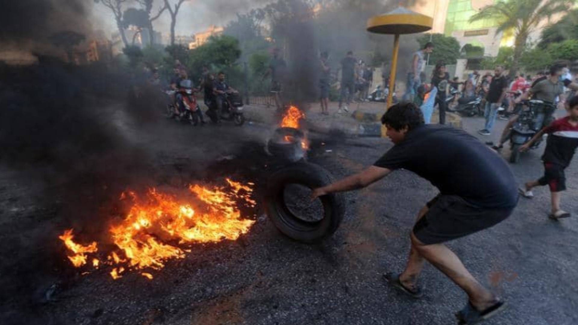 احتجاجات وقطع طرق في لبنان تنديدا بتردي الوضع الاقتصادي