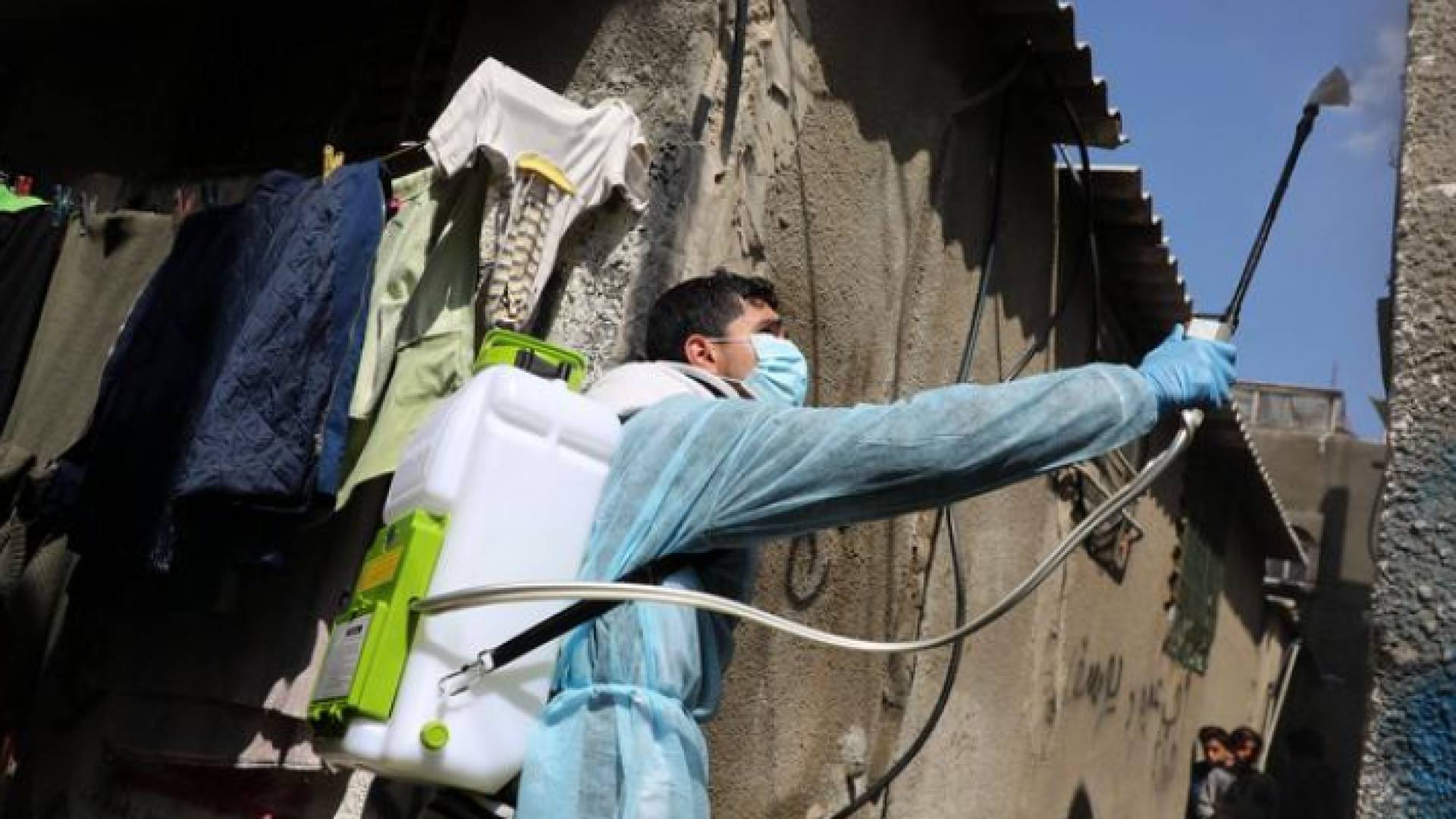 جانب من عمليات التعقيم في قطاع غزة