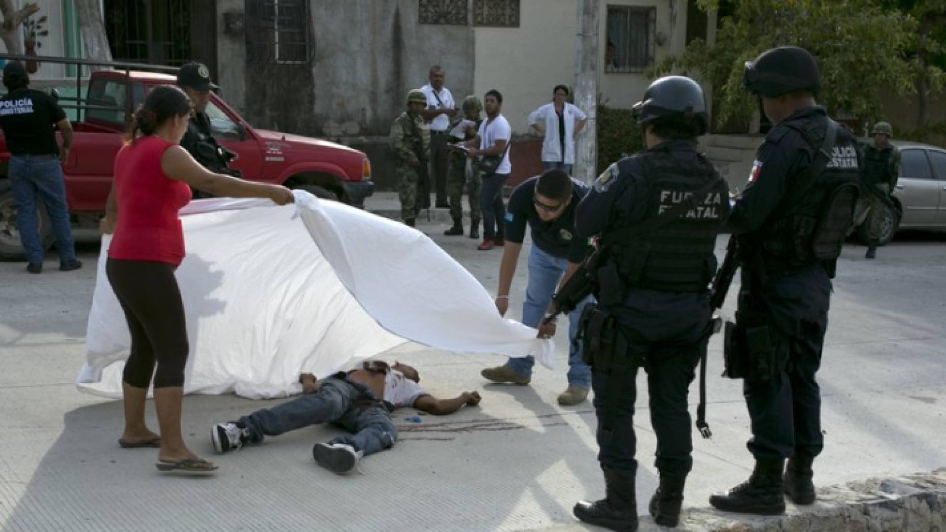 لحظة العثور على جثة أحد القتلى