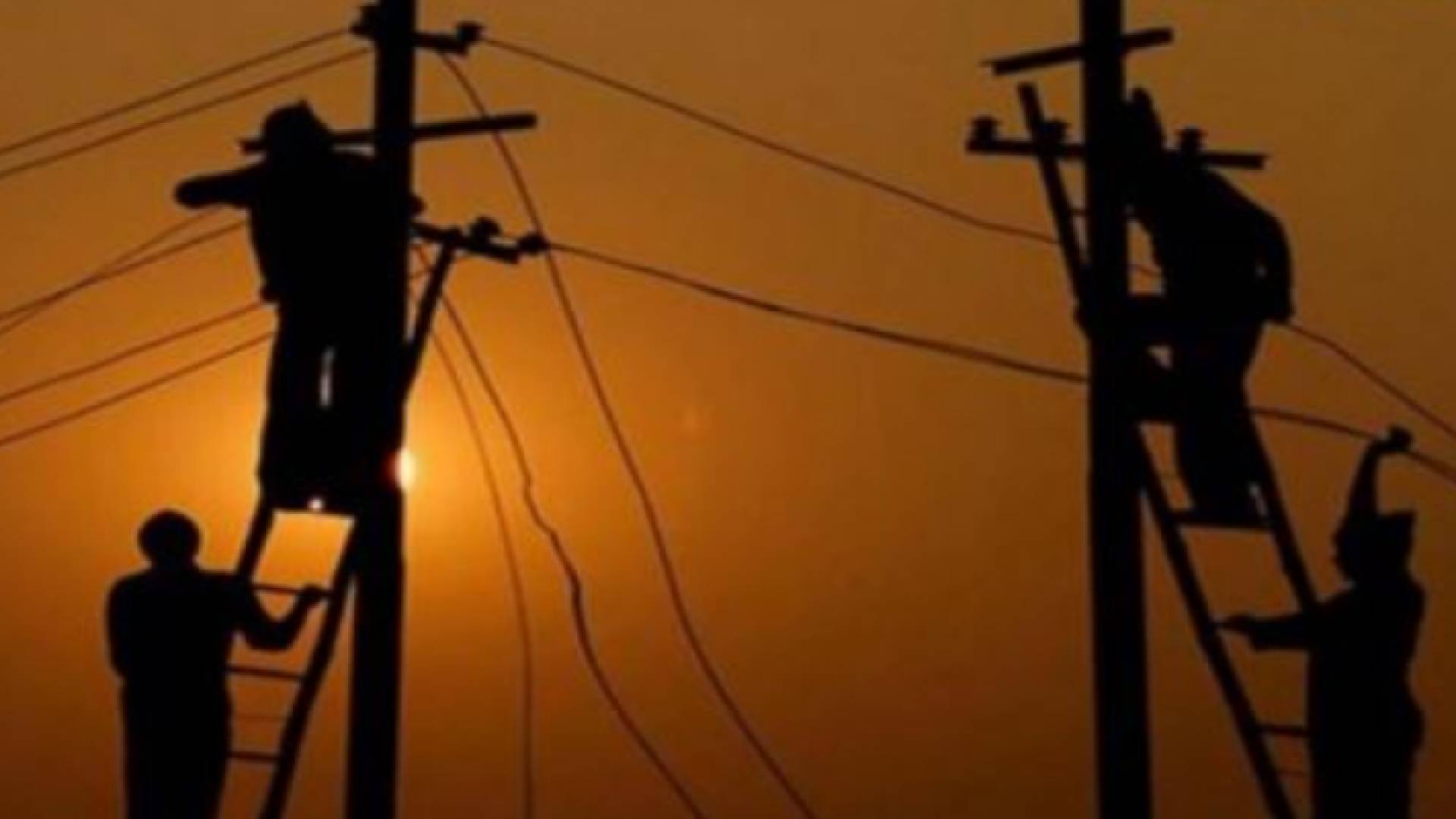 عمّال كهرباء - أرشيفية