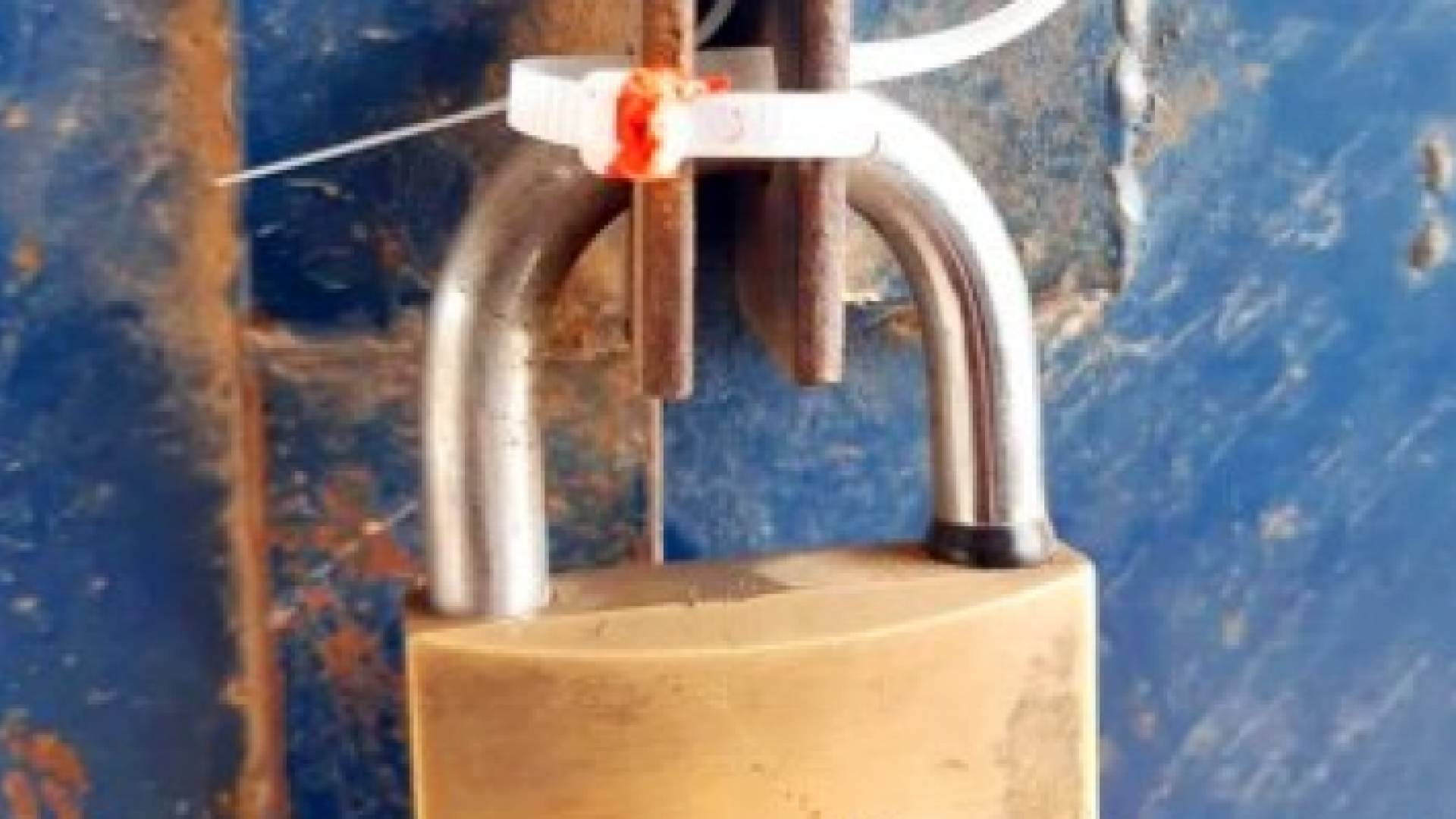 إغلاق مصنع للسكاكر - أرشيفية