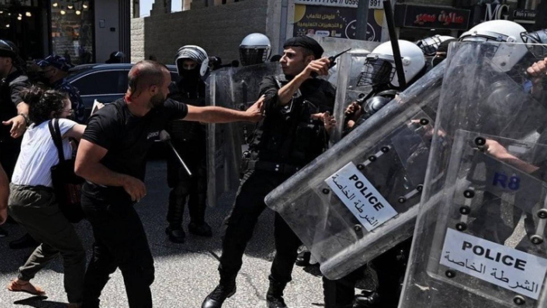 الإفراج عن المعتقلين بمظاهرة التنديد بمقتل نزار بنات في رام الله