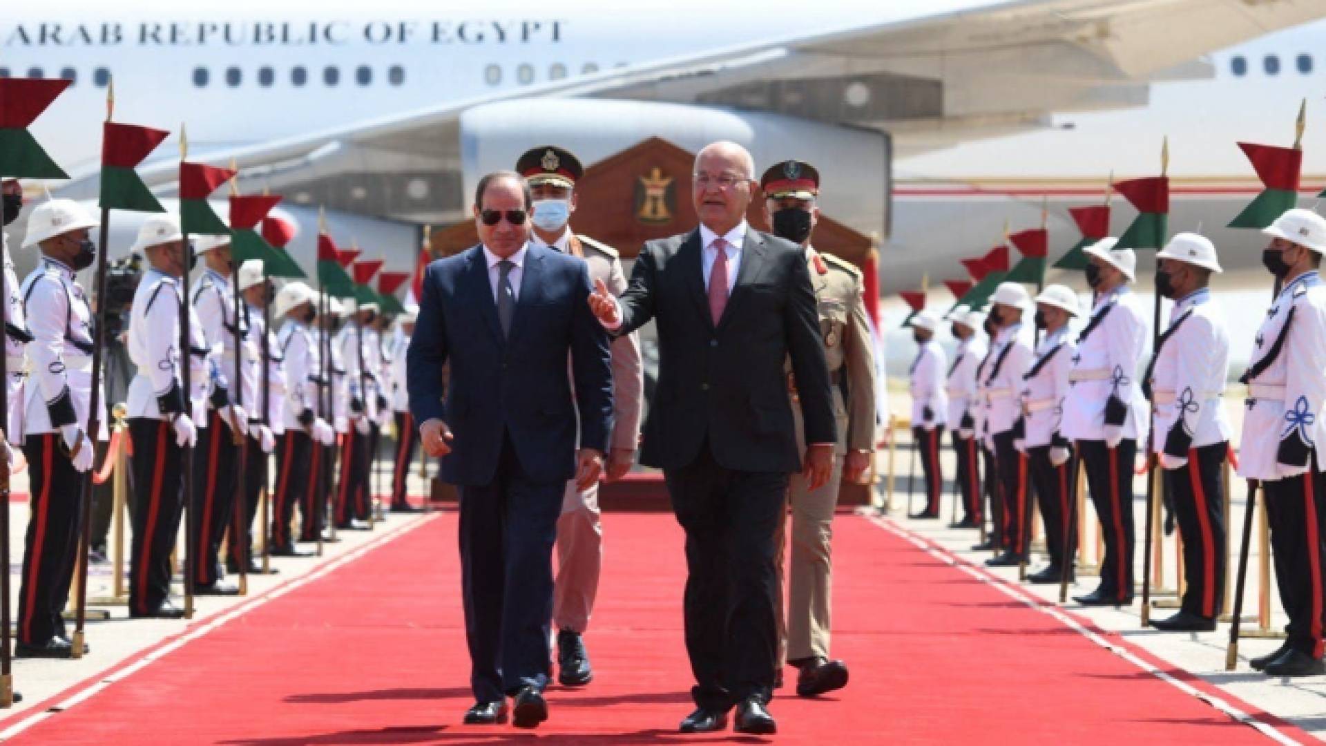 لحظة وصول السيسي الى بغداد