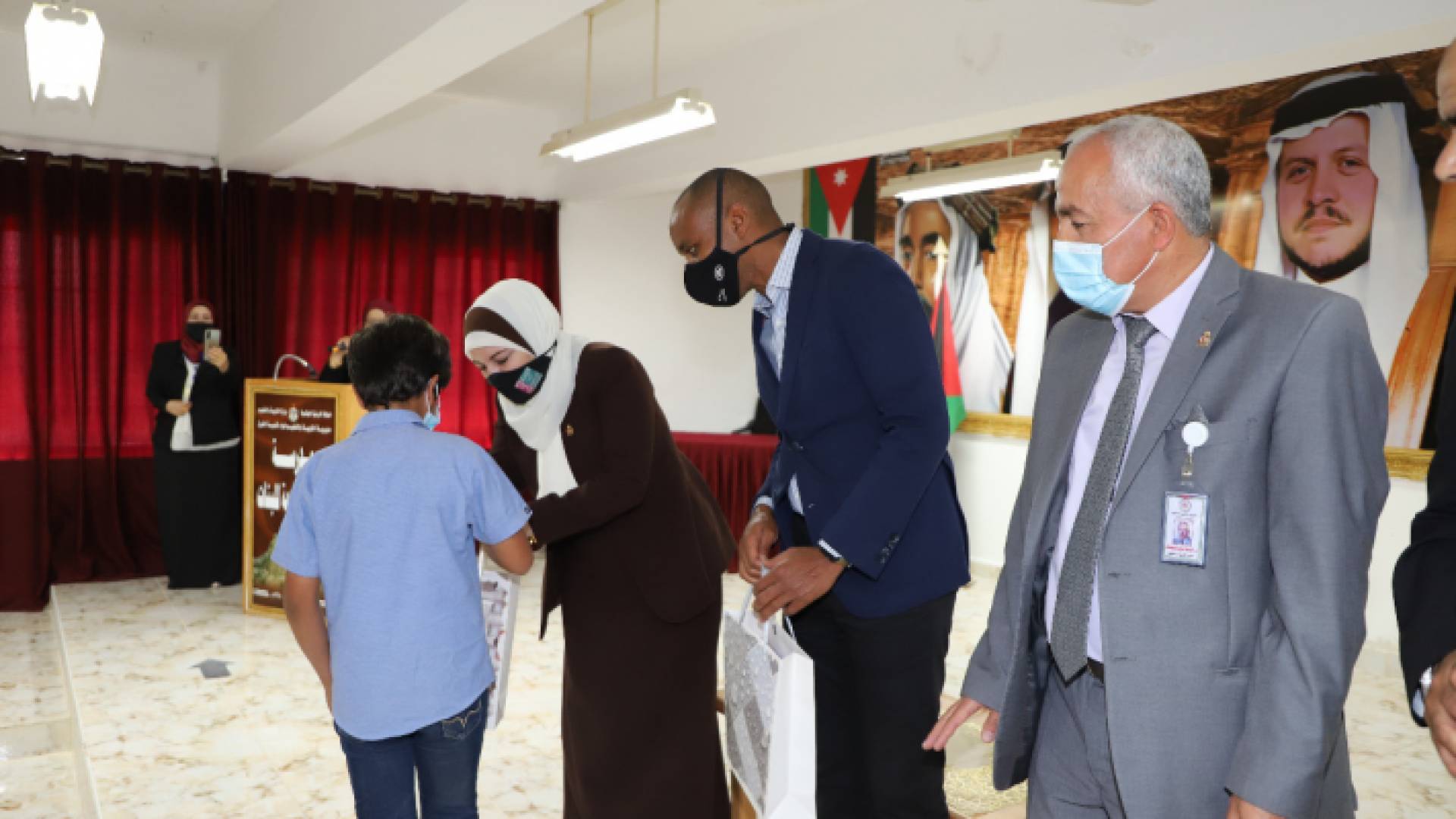 توزيع 50 جهاز "تابلت" على طلبة مدارس في المفرق