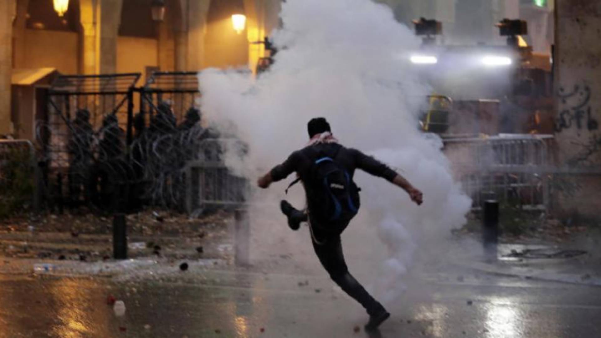 لبنان.. 15 جريحا بينهم 7 عسكريين جراء مواجهات بين محتجين وقوى الأمن