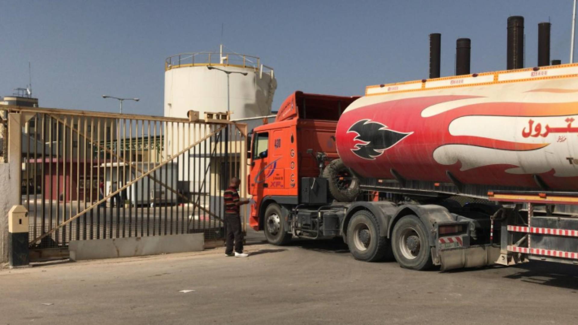 شاحنة وقود تدخل قطاع غزة