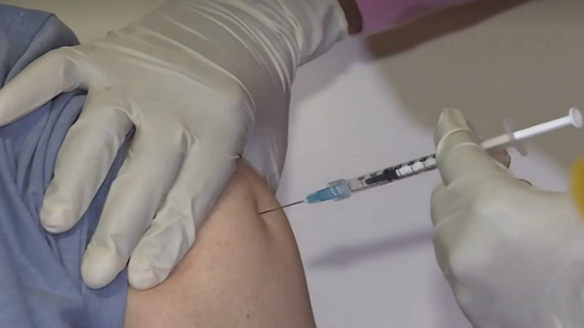 شخص يتلقى مطعوم كورونا - ارشيفية