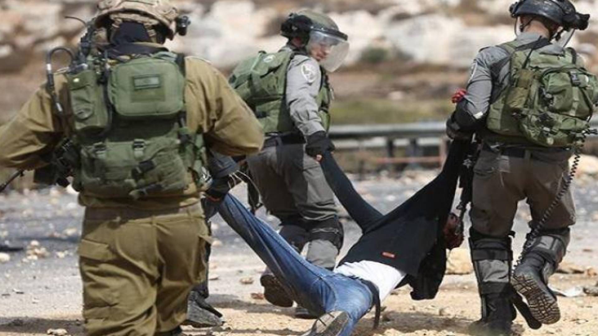 سحل مواطن فلسطيني على أيدي جنود الاحتلال