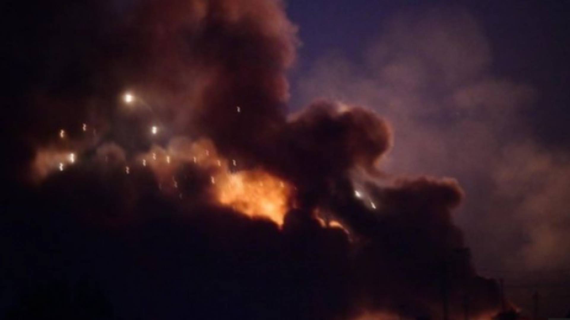 اعمدة الدخان تتصاعد من قاعدة عسكرية - ارشيفية