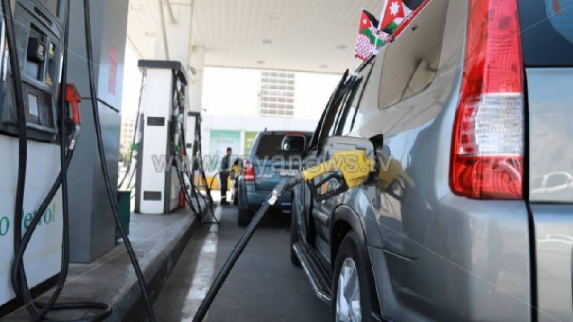 مركبة تتزود بالوقود في إحدى محطات المحروقات