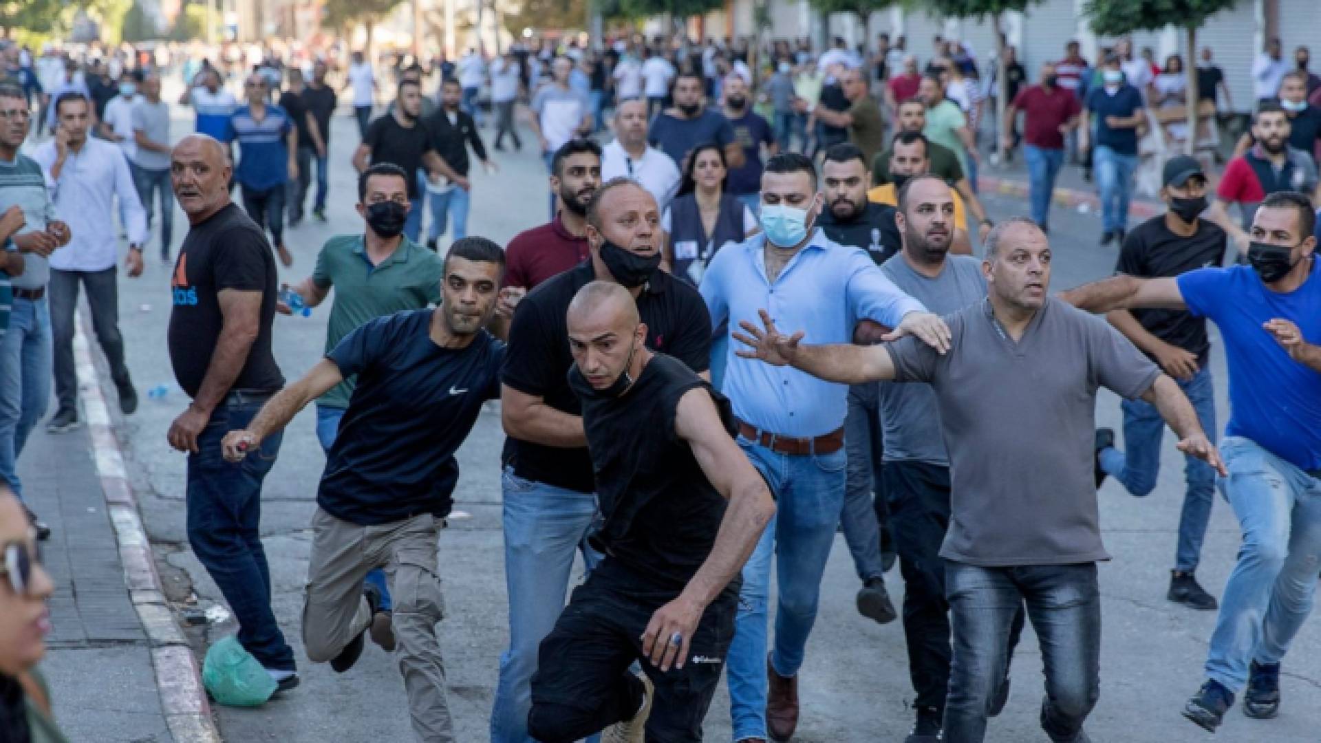 أمن فلسطيني بلباس مدني يعتدي على متظاهرين في رام الله