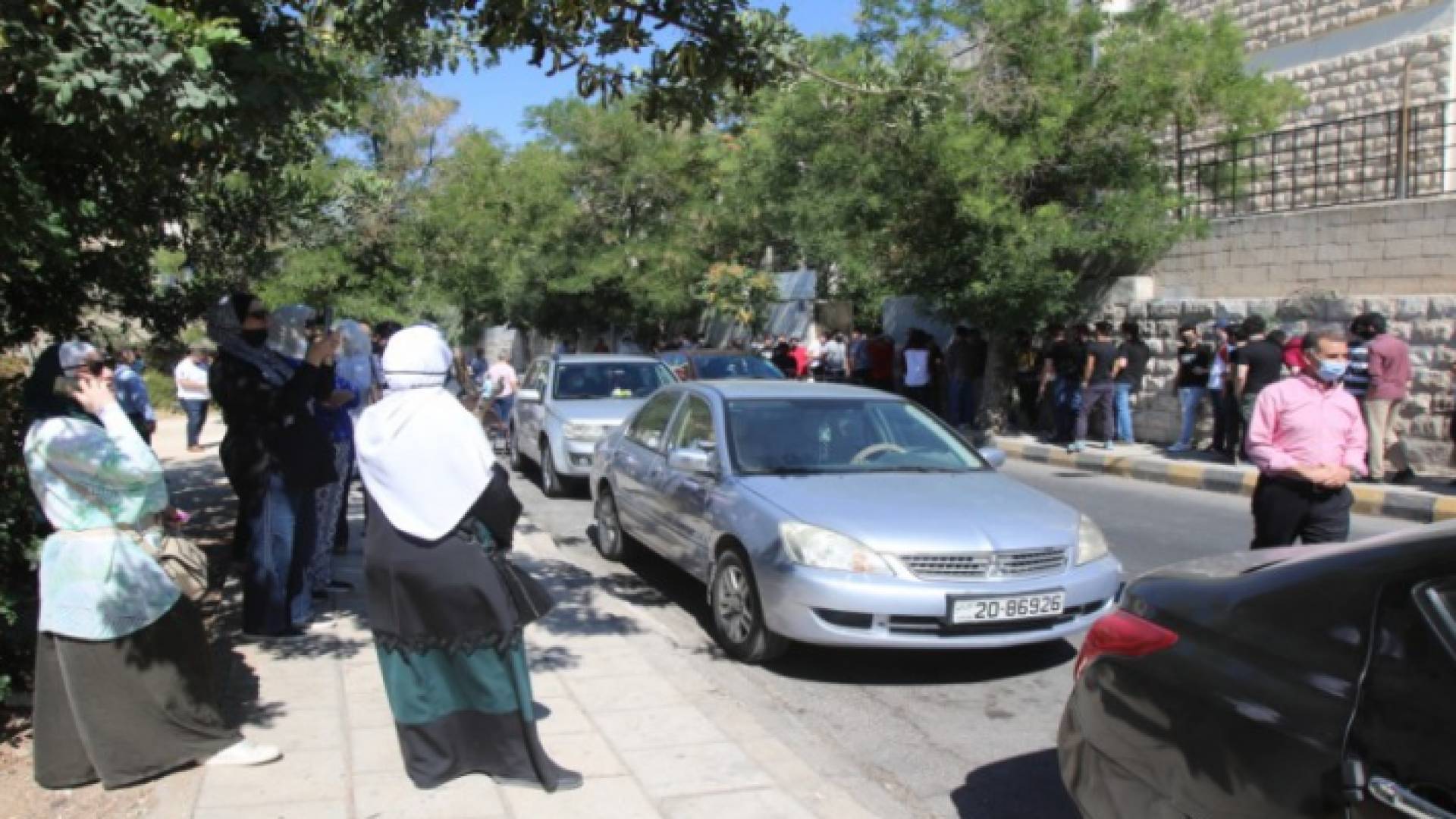 ذوو طلبة ينتظرون انتهاء أبناءهم من الامتحان