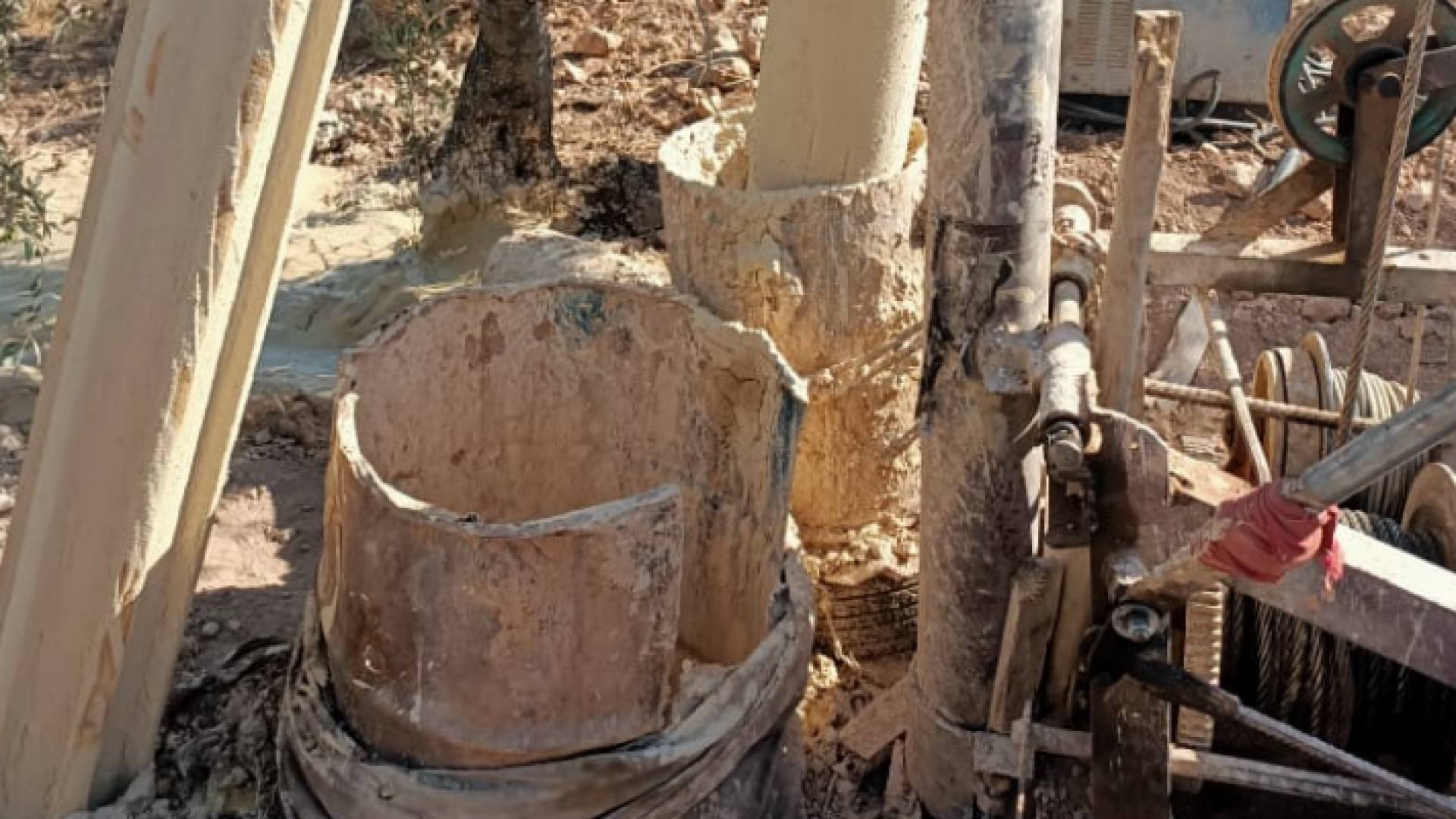 ضبط حفارة مخالفة داخل مزرعة في جرش