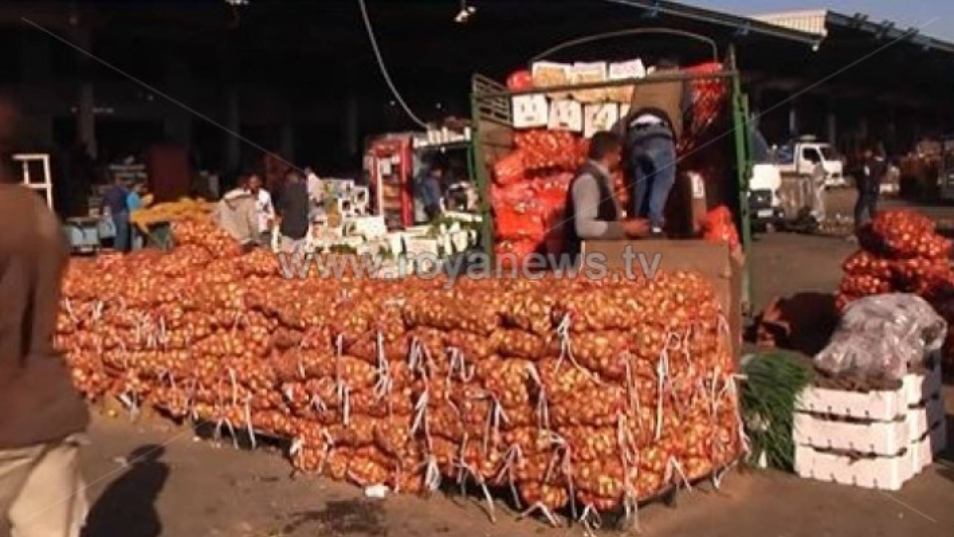 صورة لشاحنة تفرغ حمولتها من البصل والخضراوات